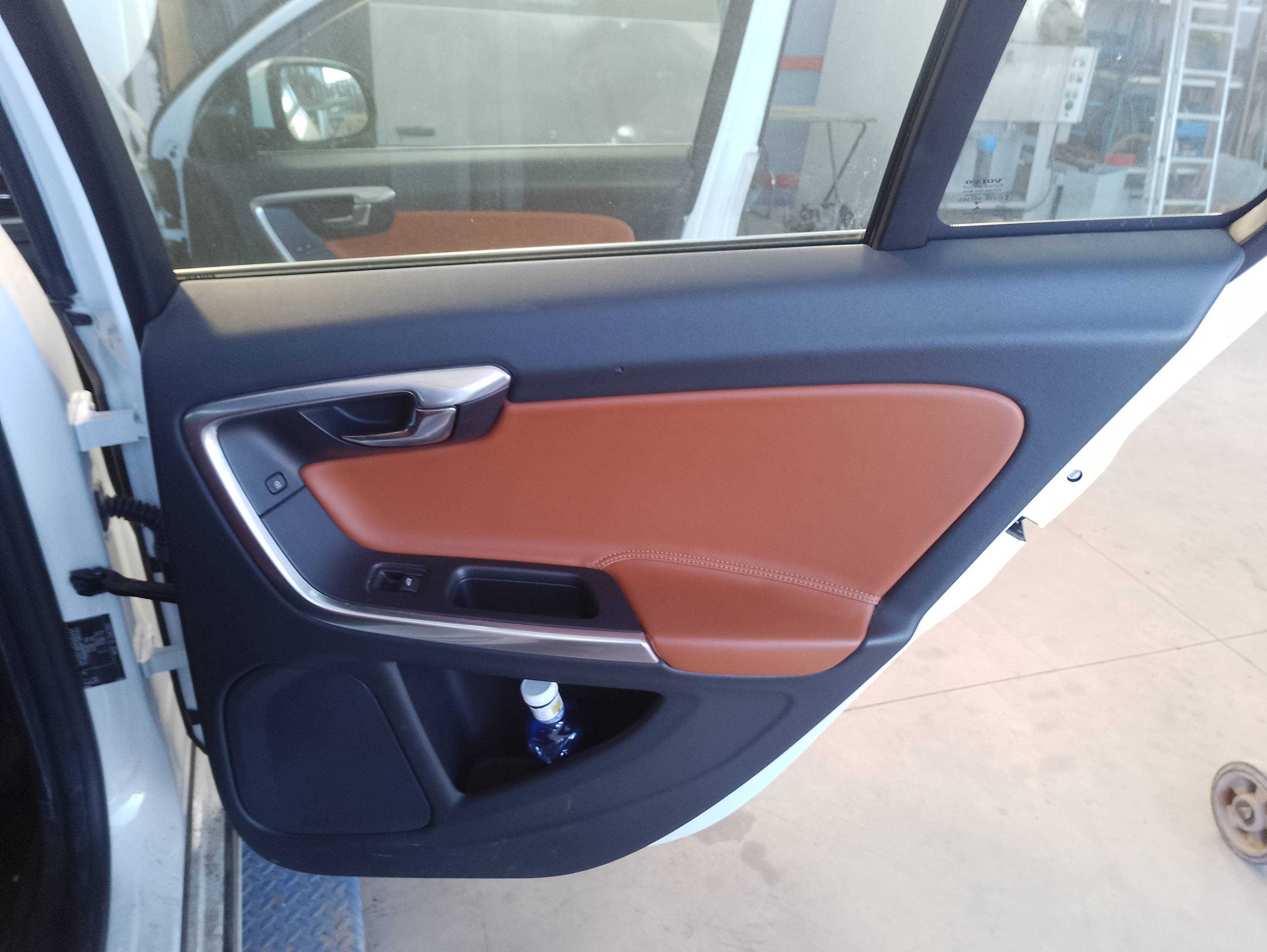 Recambio de guarnecido puerta trasera derecha para volvo v60 kombi plug-in hybrid awd referencia OEM IAM   