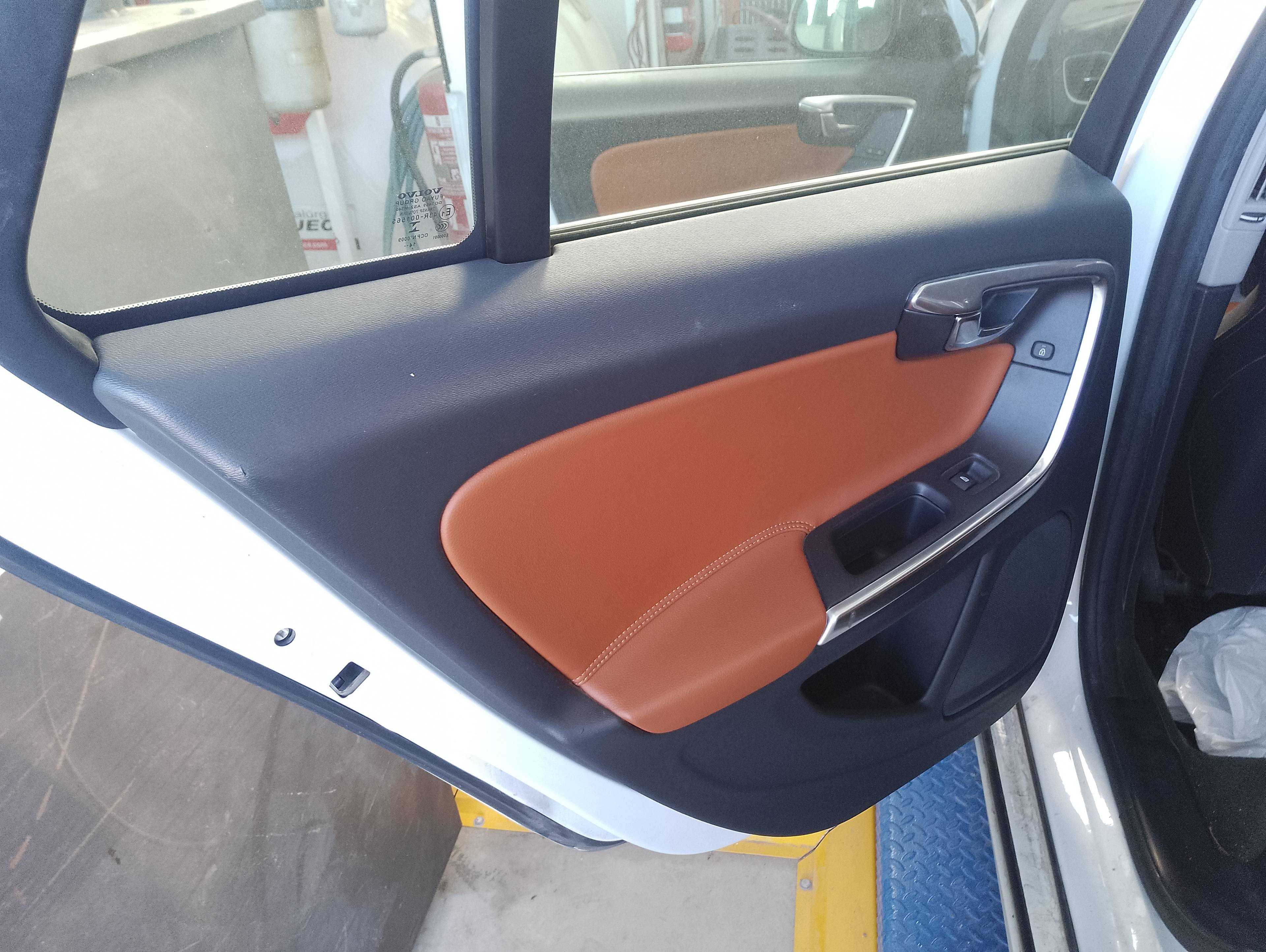 Recambio de guarnecido puerta trasera izquierda para volvo v60 kombi plug-in hybrid awd referencia OEM IAM   