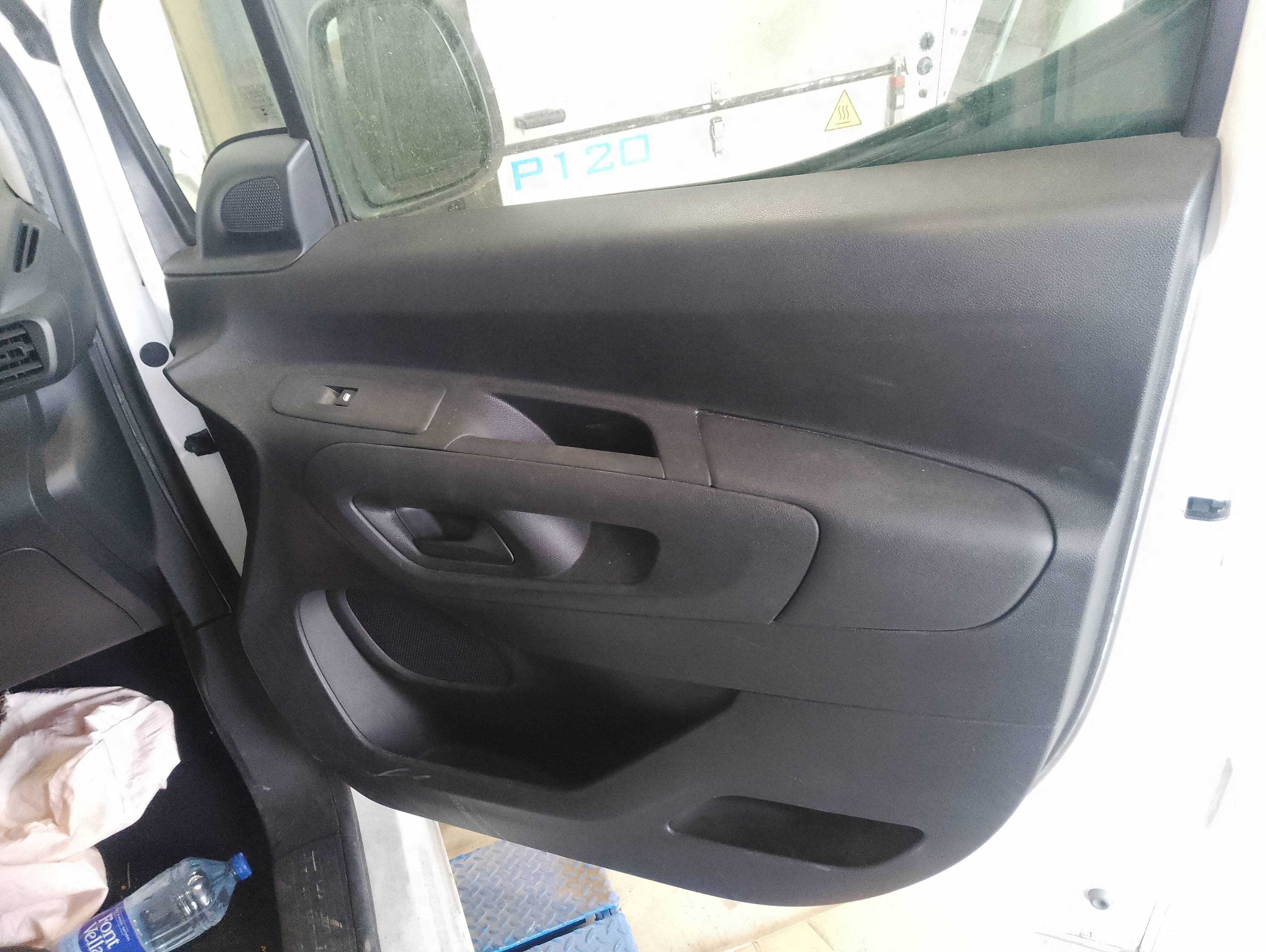 Recambio de guarnecido puerta delantera derecha para peugeot partner grip l1 referencia OEM IAM   