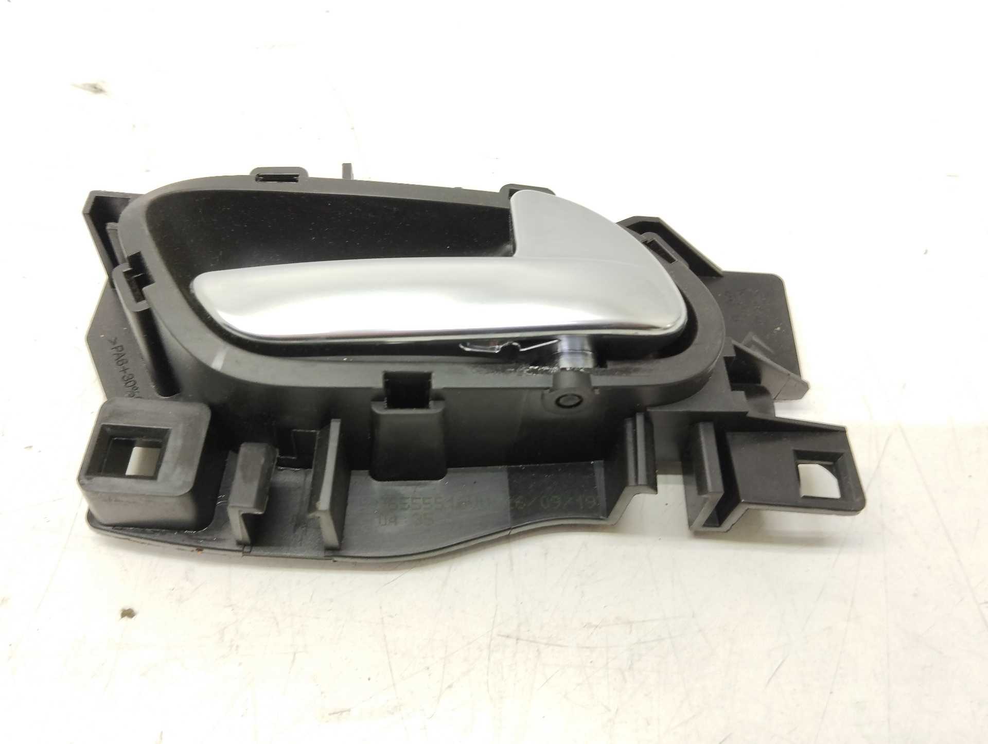 Recambio de maneta interior trasera derecha para peugeot 208 1.2 12v e-vti referencia OEM IAM 96555516VV  