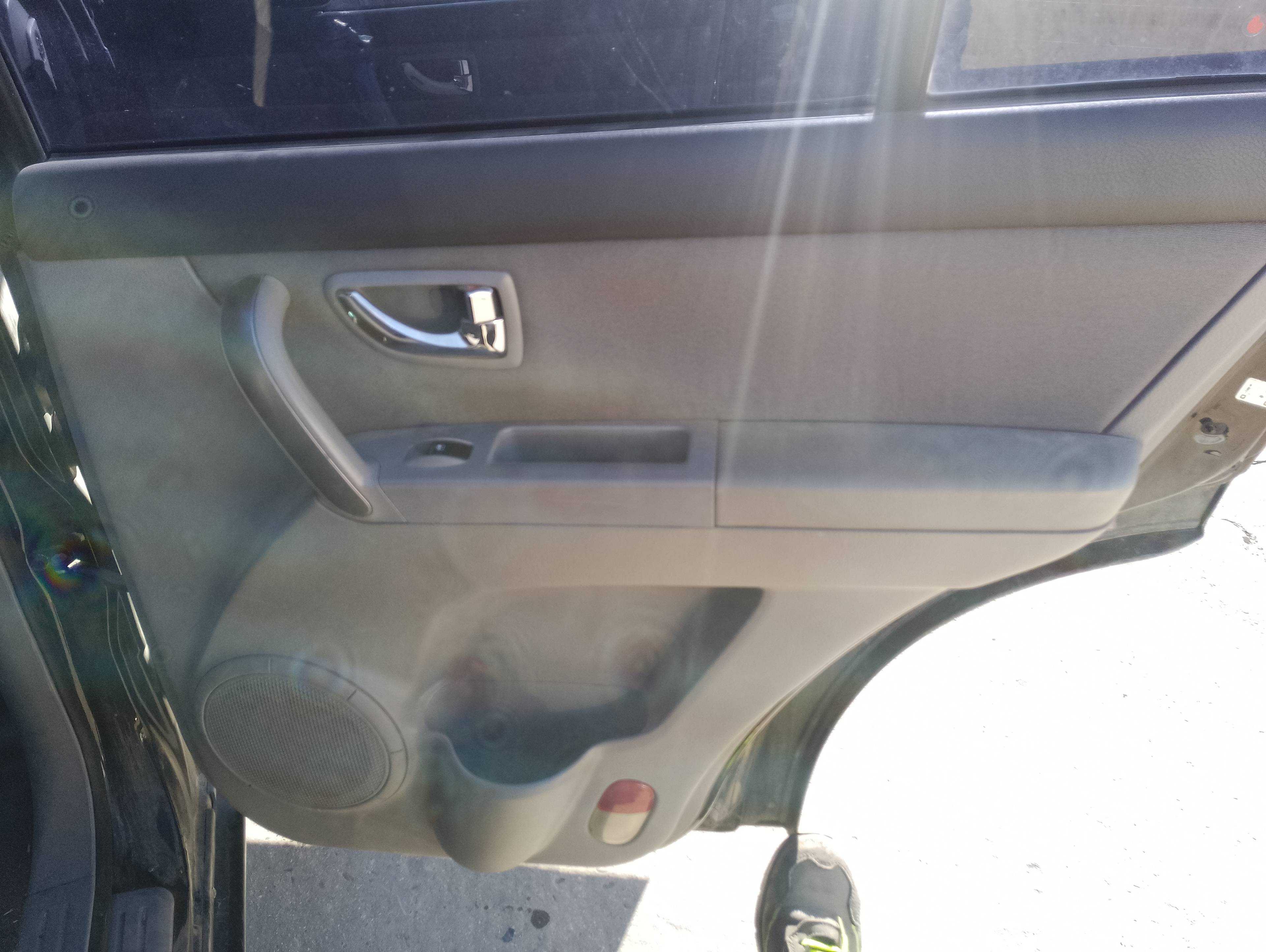 Recambio de guarnecido puerta trasera derecha para kia sorento 2.5 crdi active referencia OEM IAM   