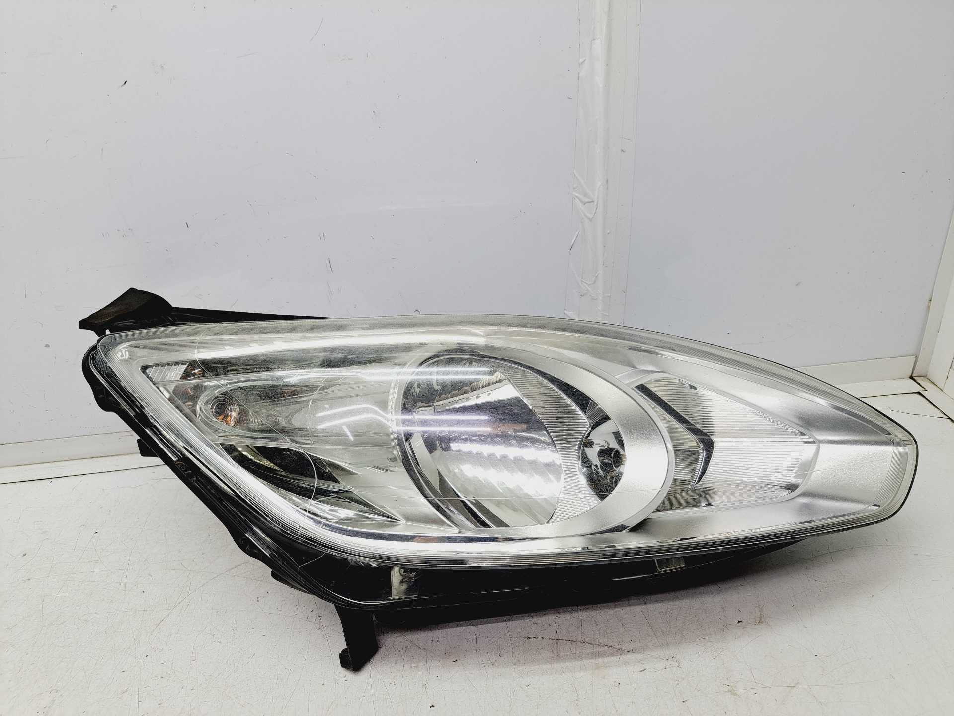 Recambio de faro derecho para ford c-max titanium referencia OEM IAM AM5113W029AF 89502244 