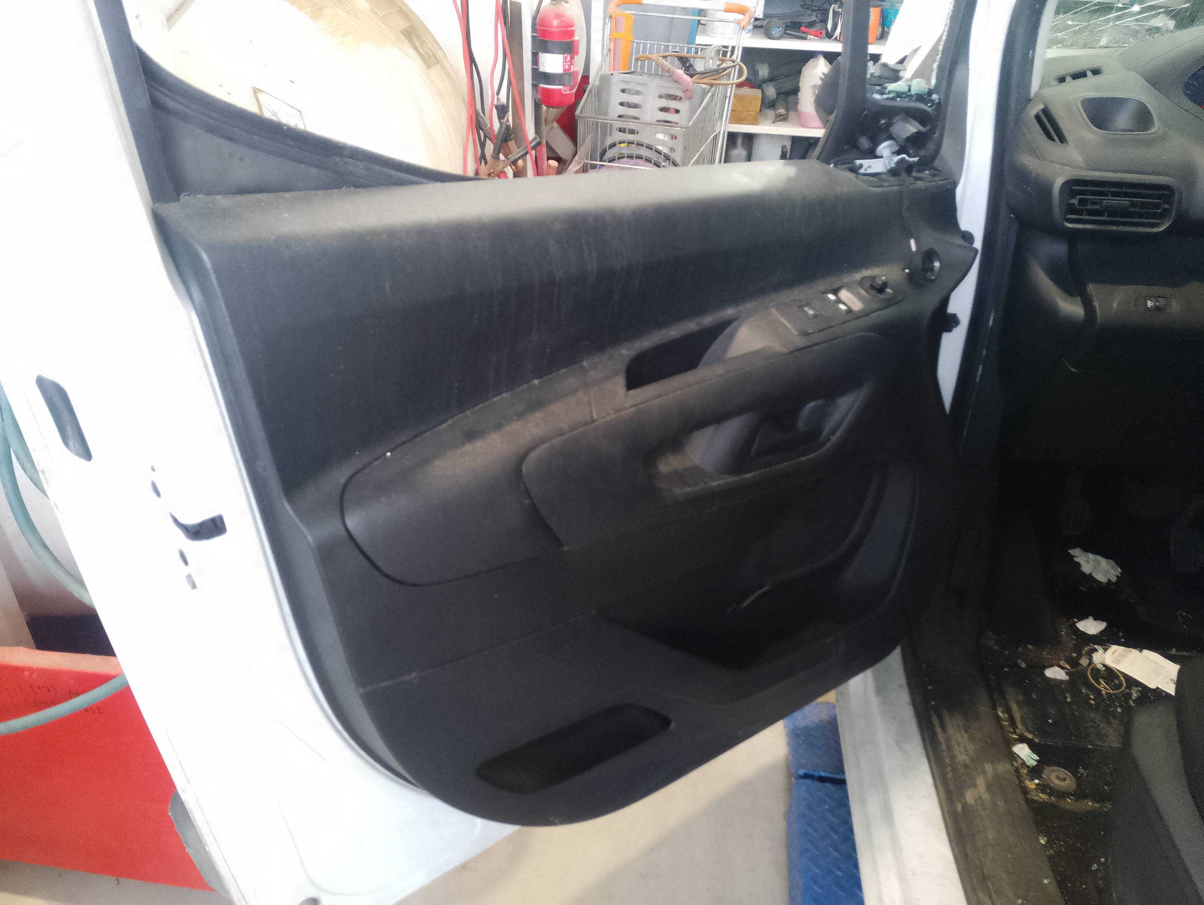 Recambio de guarnecido puerta delantera izquierda para peugeot partner grip l1 referencia OEM IAM   