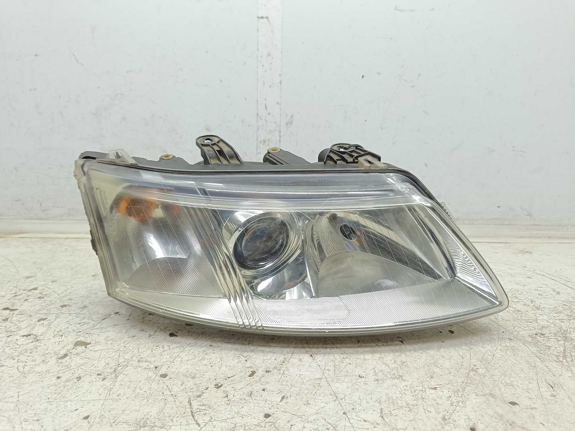 Recambio de faro derecho para saab 9-3 berlina 1.9 tid cat referencia OEM IAM 12799350  