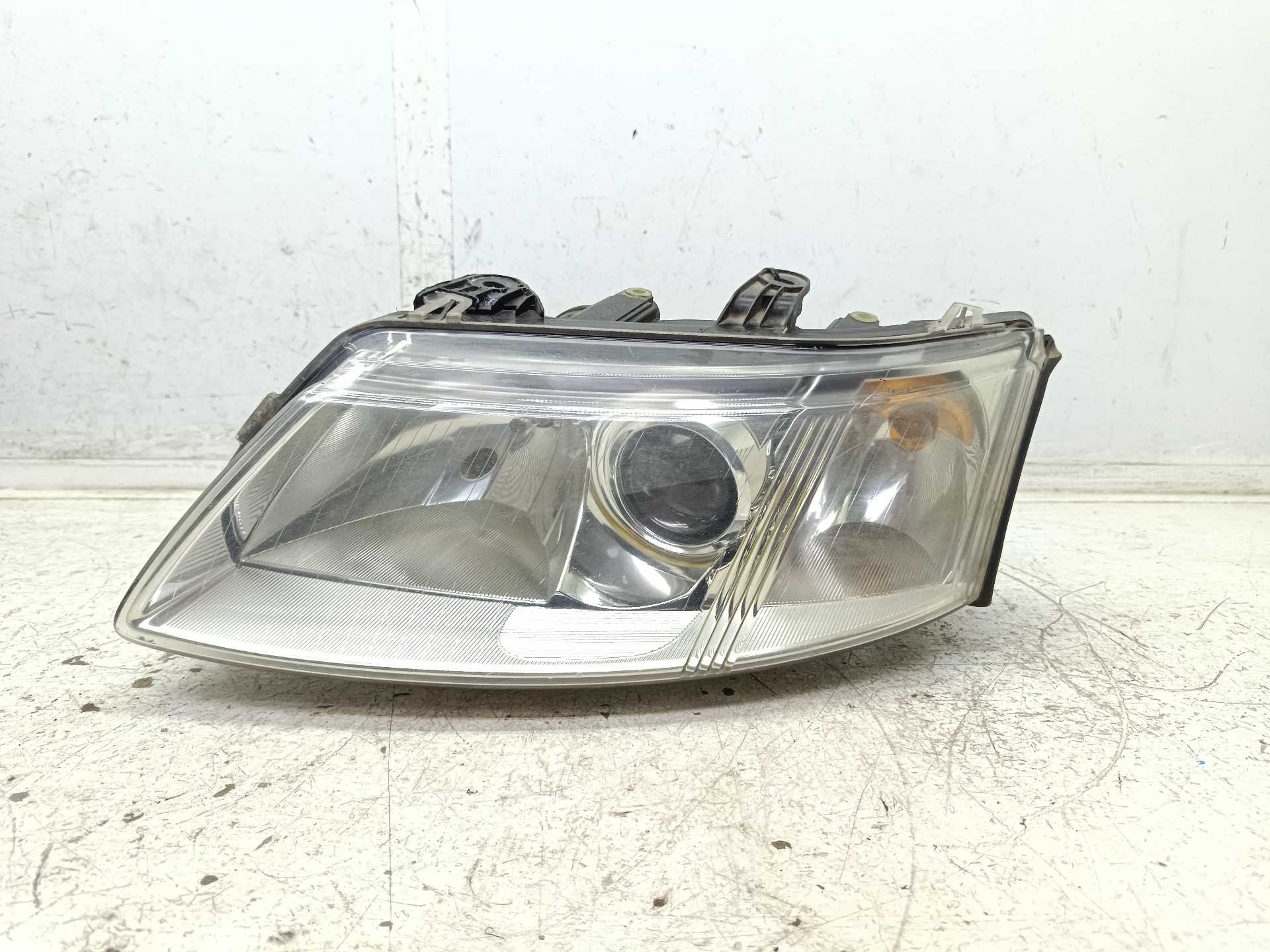 Recambio de faro izquierdo para saab 9-3 berlina 1.9 tid cat referencia OEM IAM 1EL00838041  