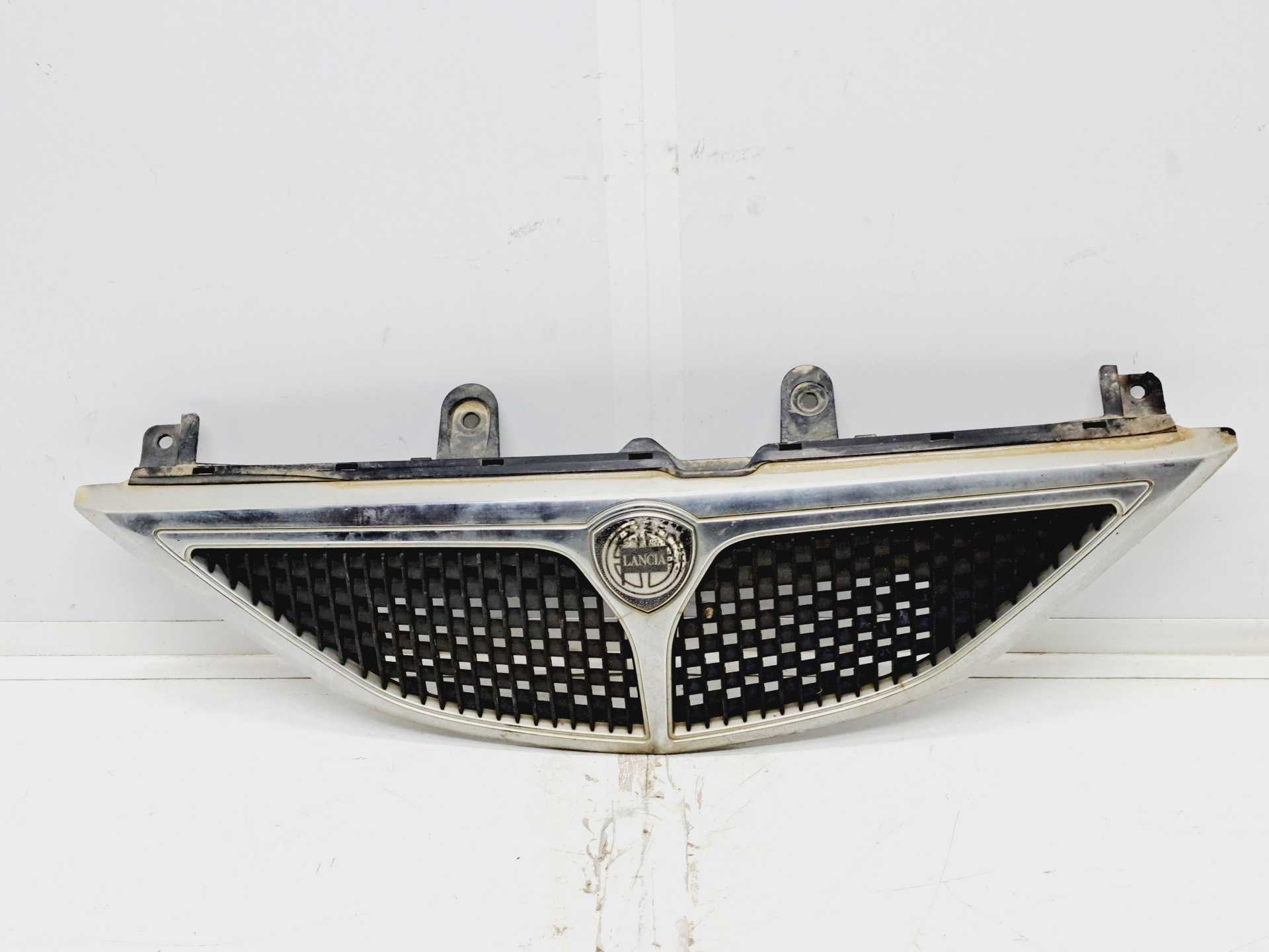 Recambio de rejilla delantera para lancia lancia y 1.2 8v vanity referencia OEM IAM   