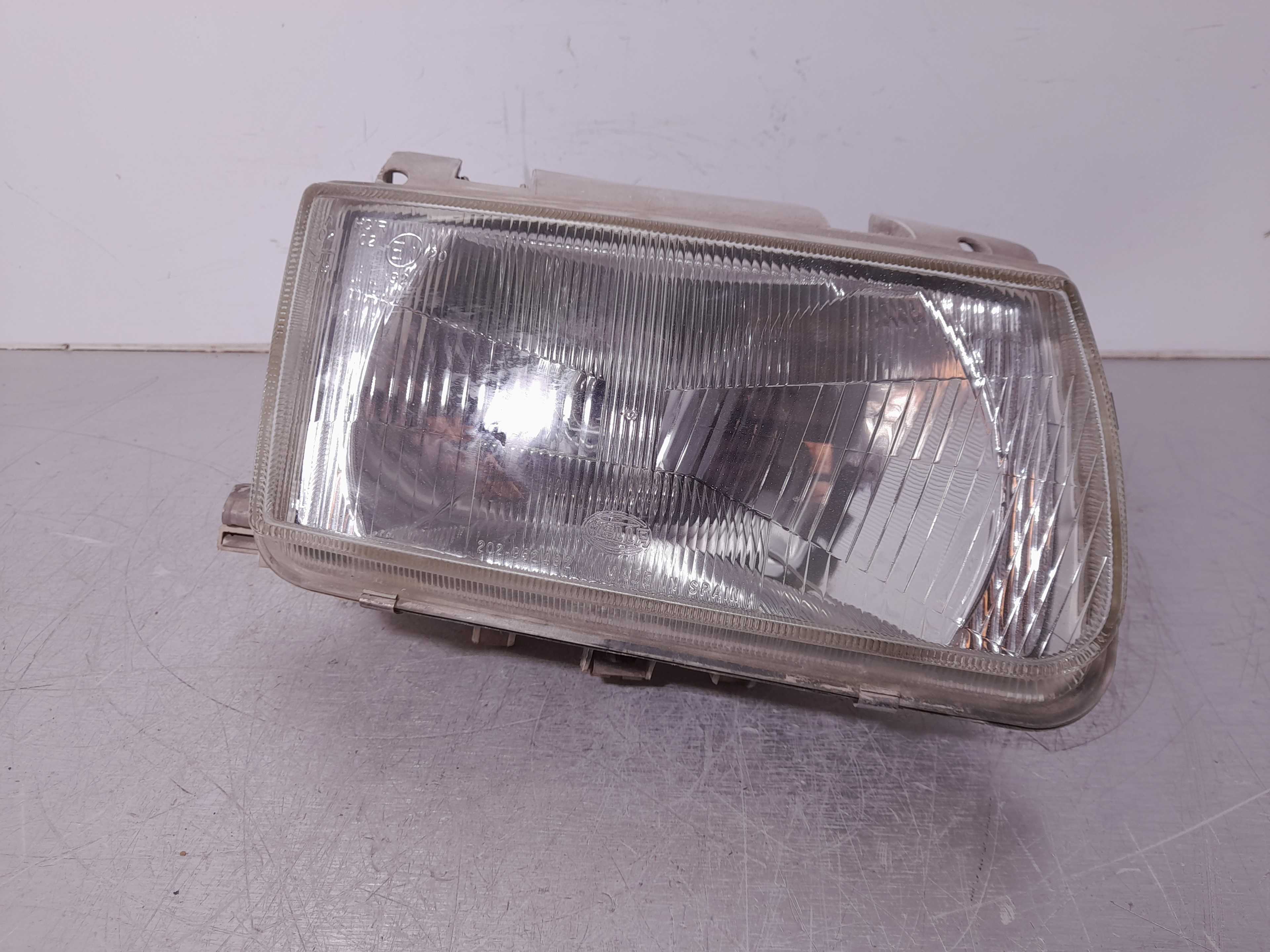 Recambio de faro derecho para volkswagen polo berlina (6n1) concept referencia OEM IAM 962496  