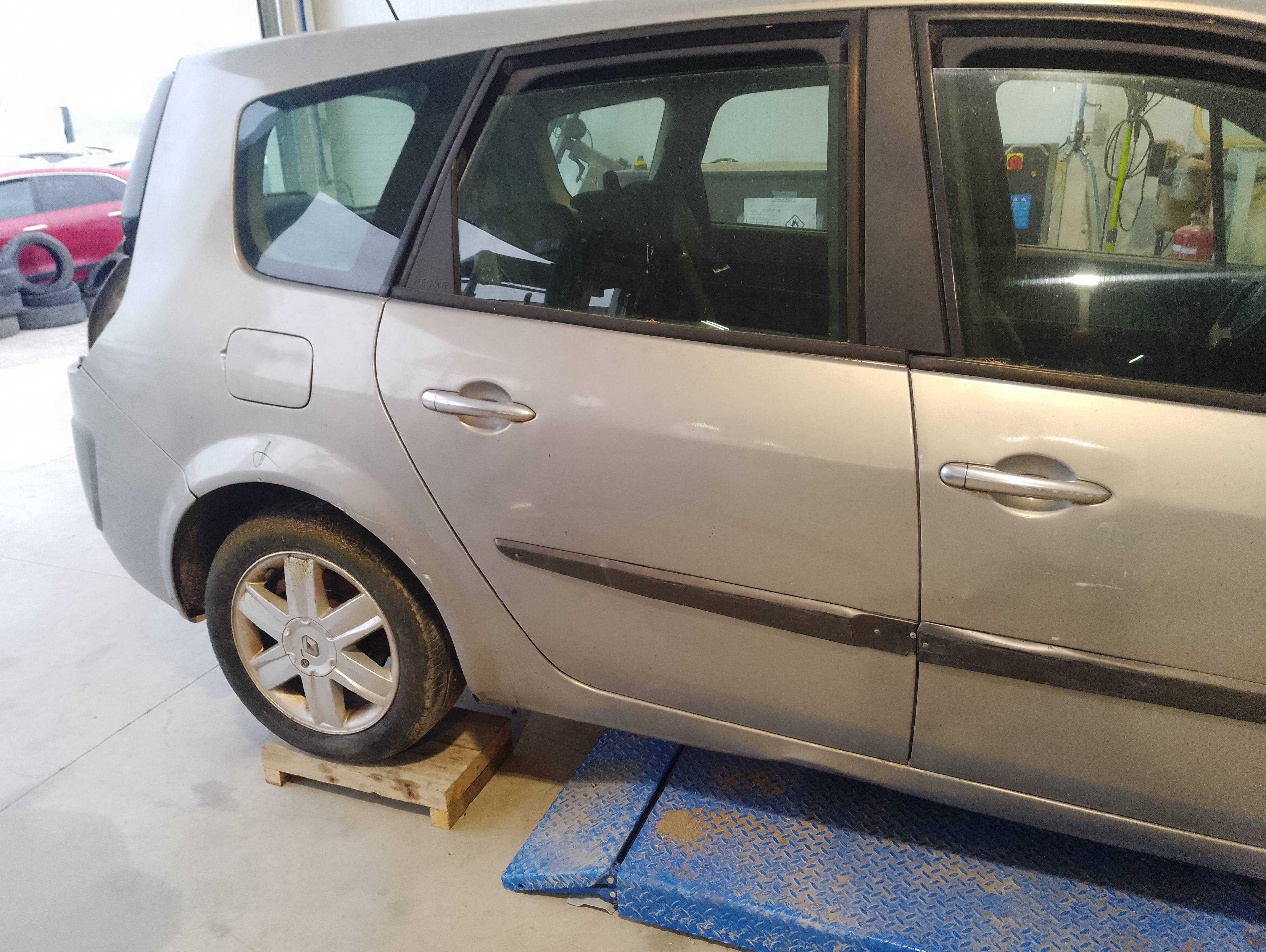 Recambio de puerta trasera derecha para renault scenic ii confort authentique referencia OEM IAM   