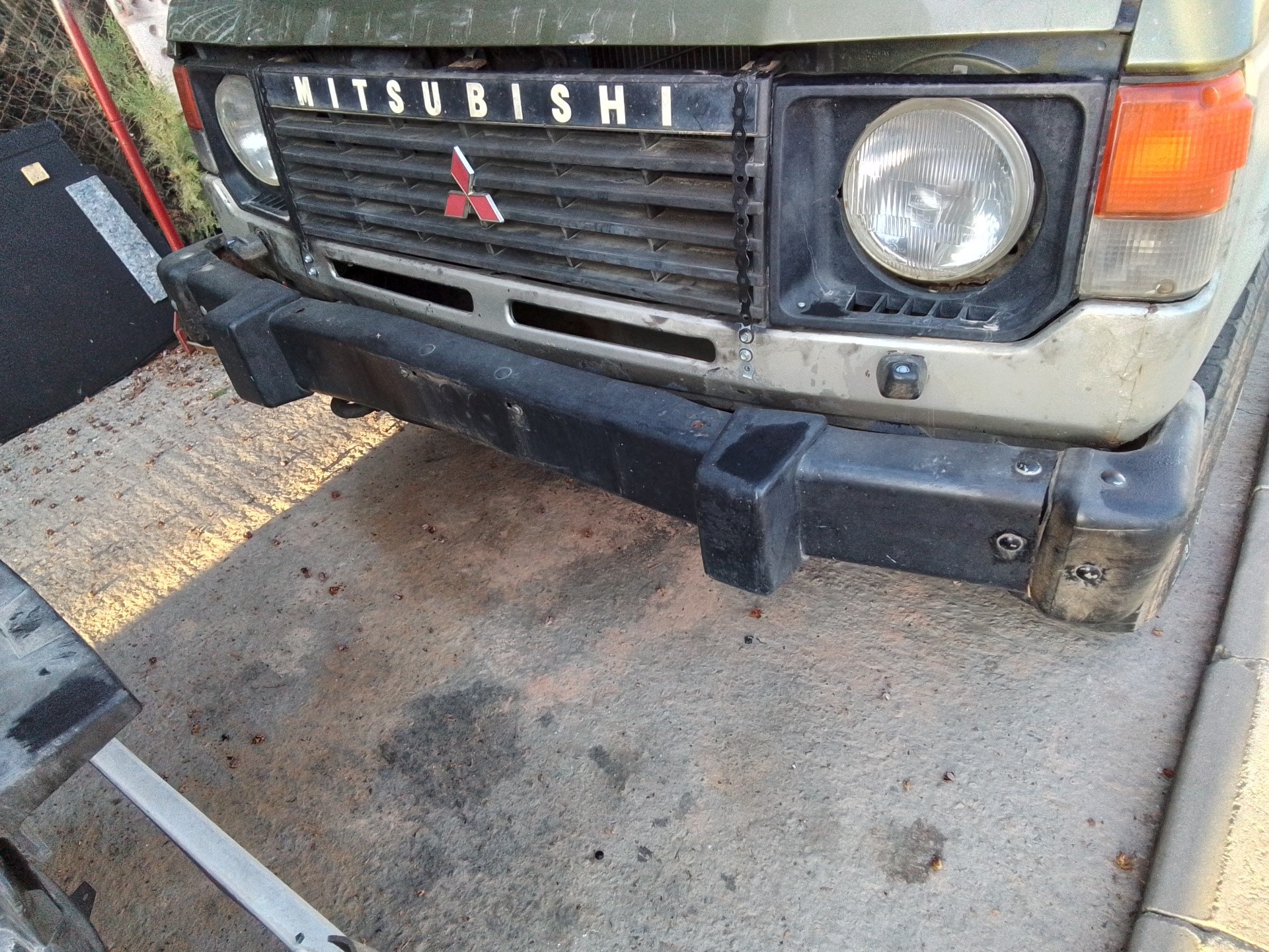Recambio de paragolpes delantero para mitsubishi pajero 2.3 diesel referencia OEM IAM   