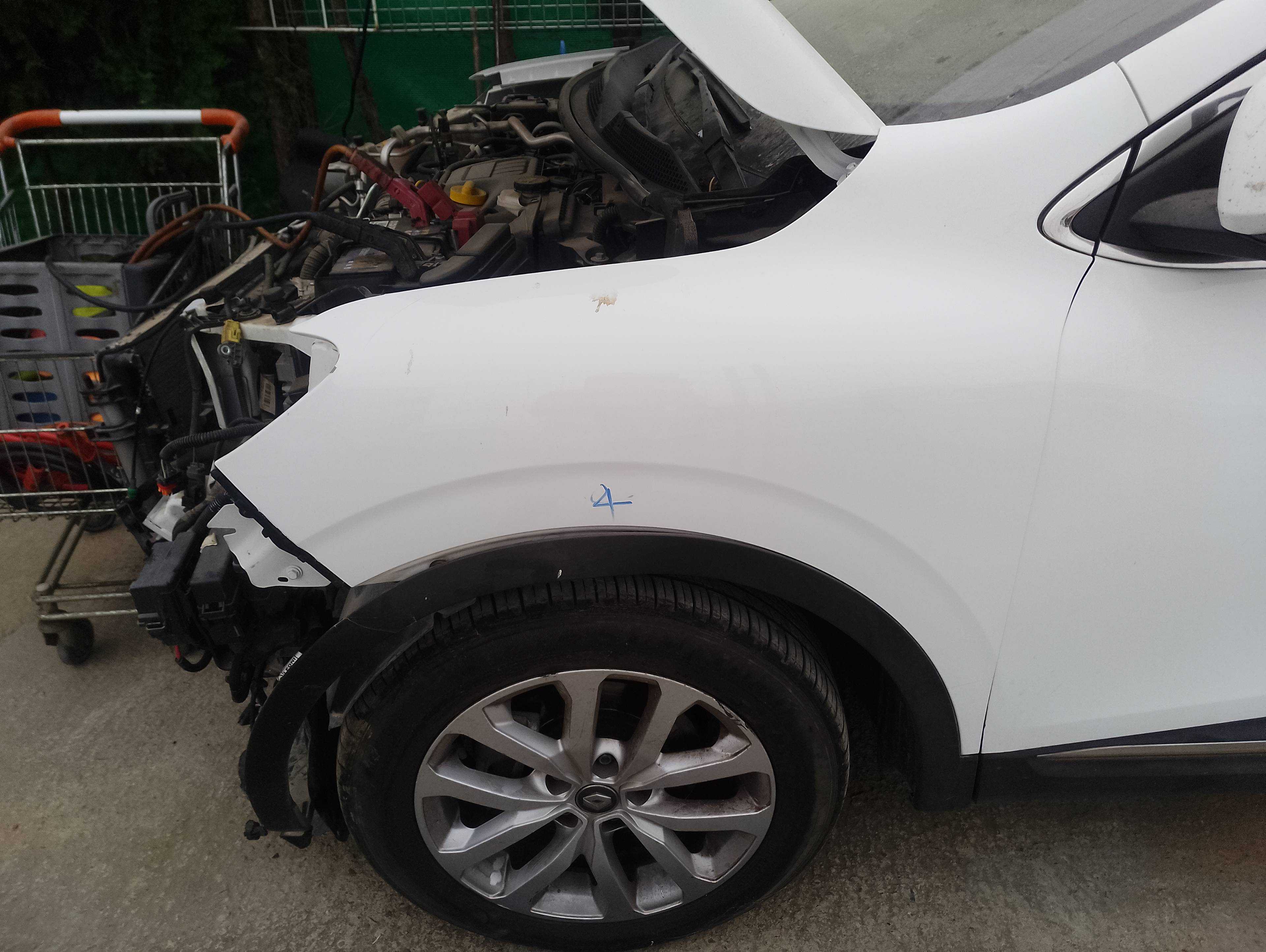 Recambio de aleta delantera izquierda para renault kadjar bose edition referencia OEM IAM   
