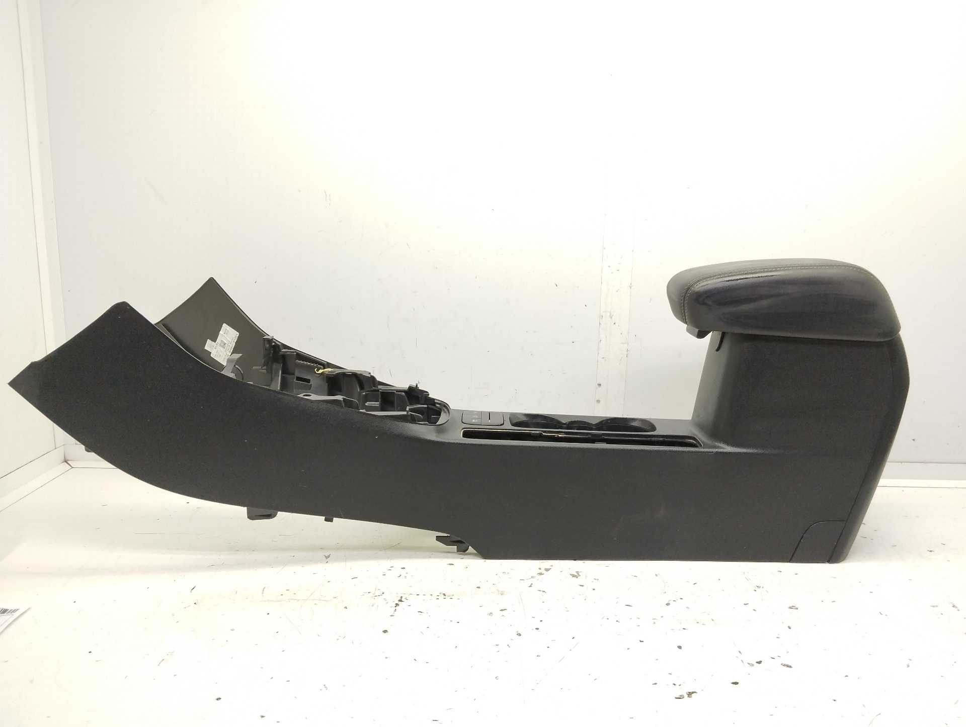 Recambio de apoyabrazos central para ford puma hybrid st-line referencia OEM IAM S045A07  