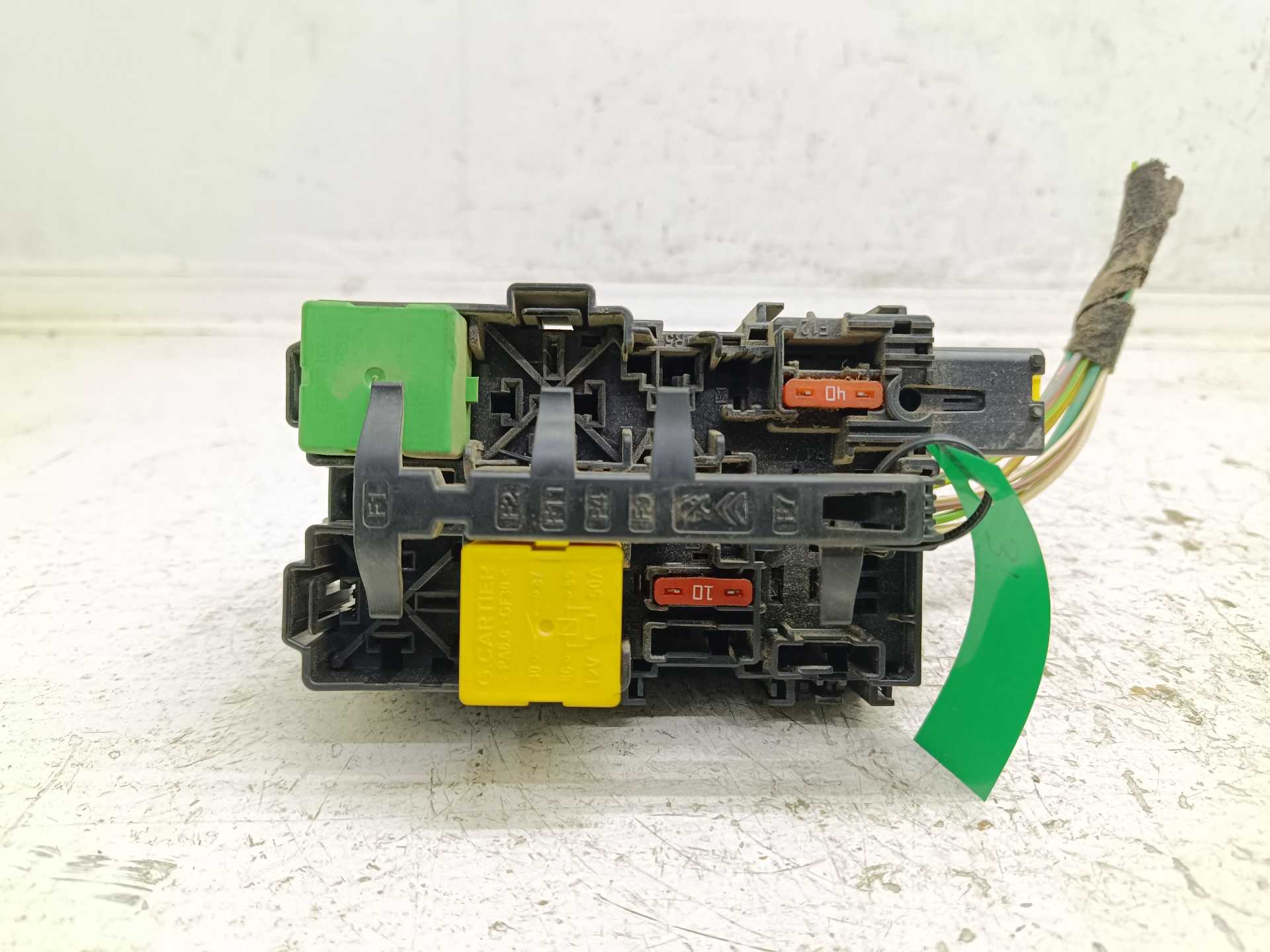 Recambio de caja reles / fusibles para opel vivaro furgón l express referencia OEM IAM 9806192580  