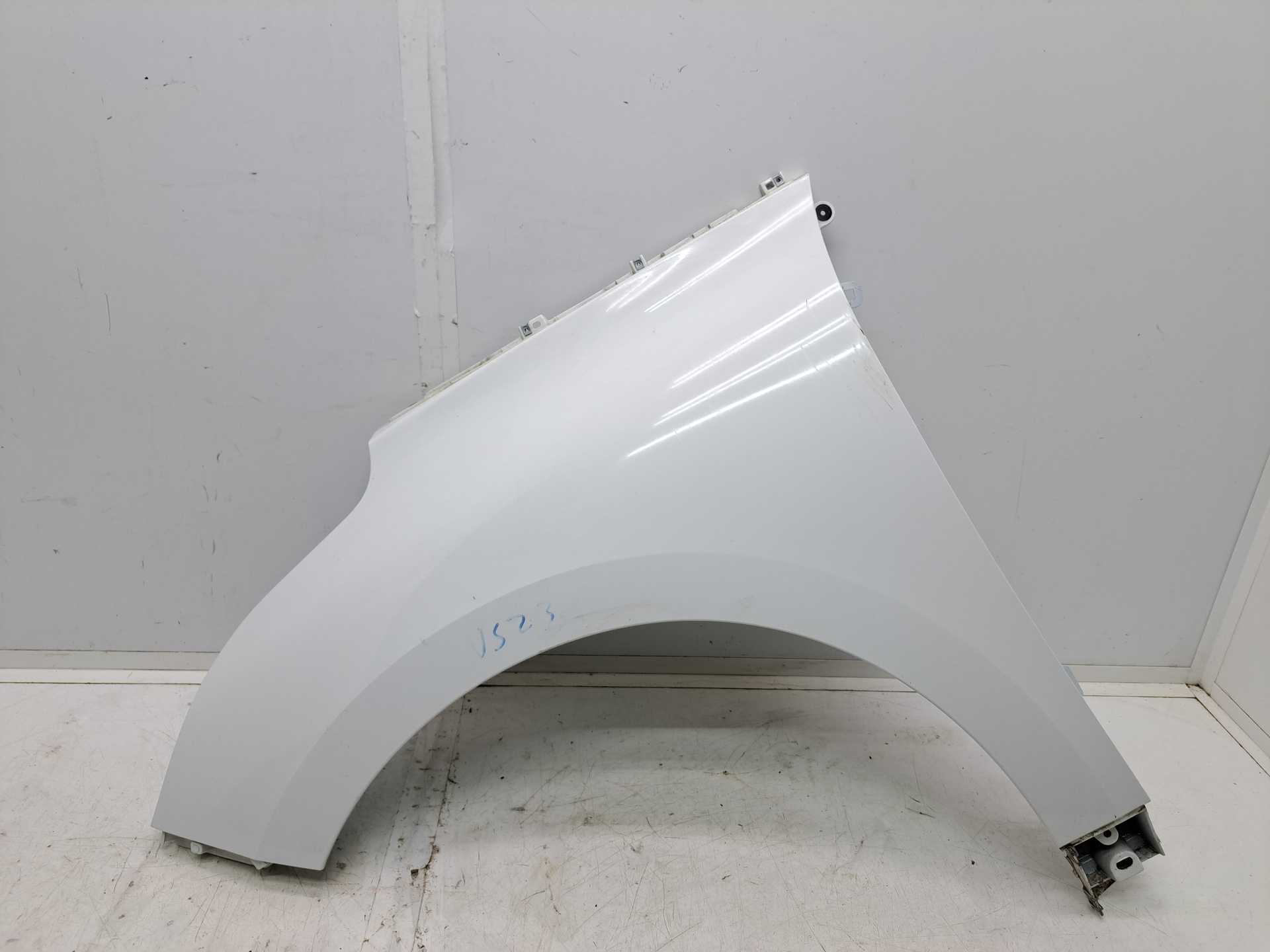 Recambio de aleta delantera izquierda para renault scenic iv zen referencia OEM IAM   