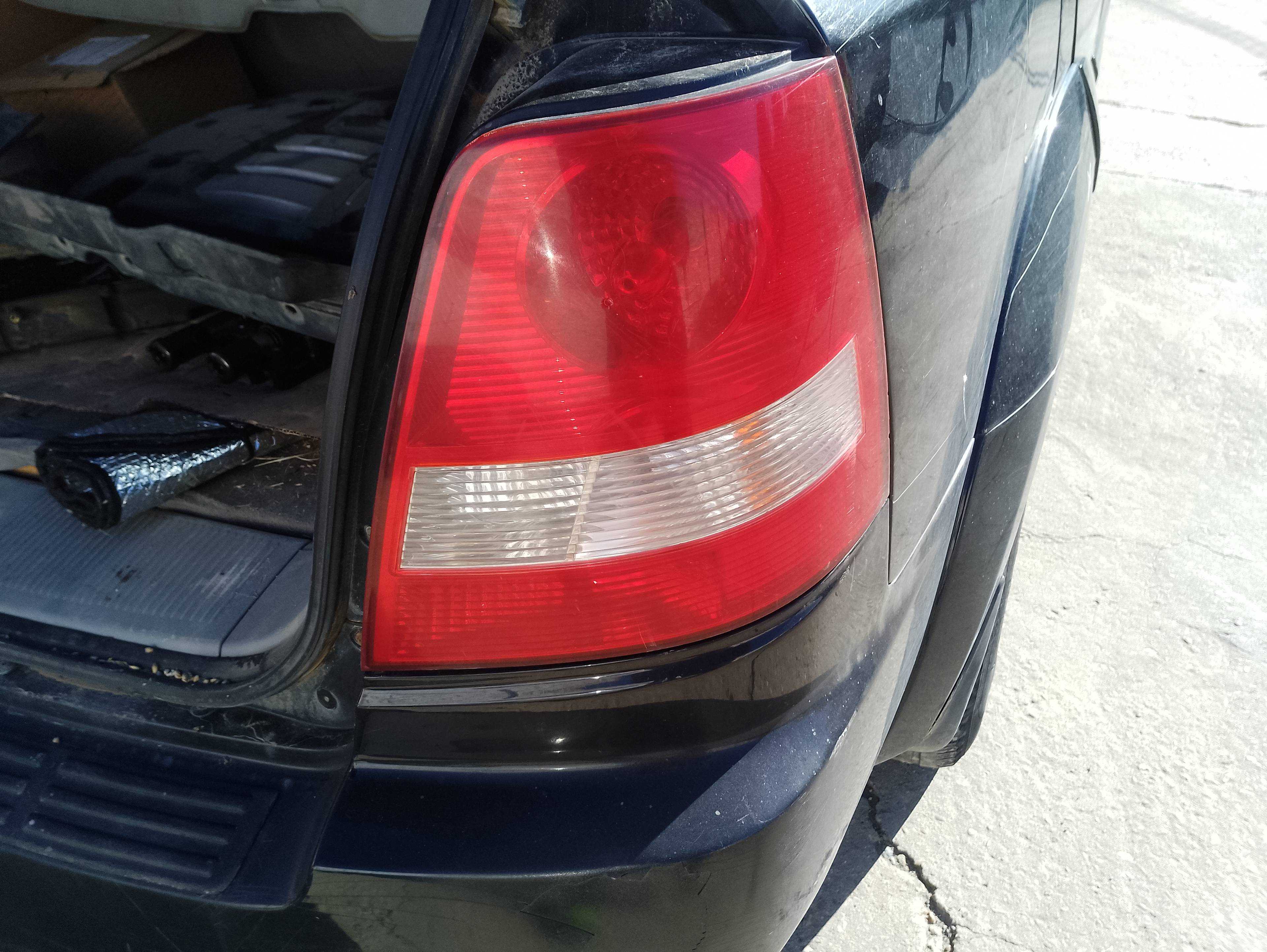 Recambio de piloto trasero derecho para kia sorento 2.5 crdi active referencia OEM IAM   