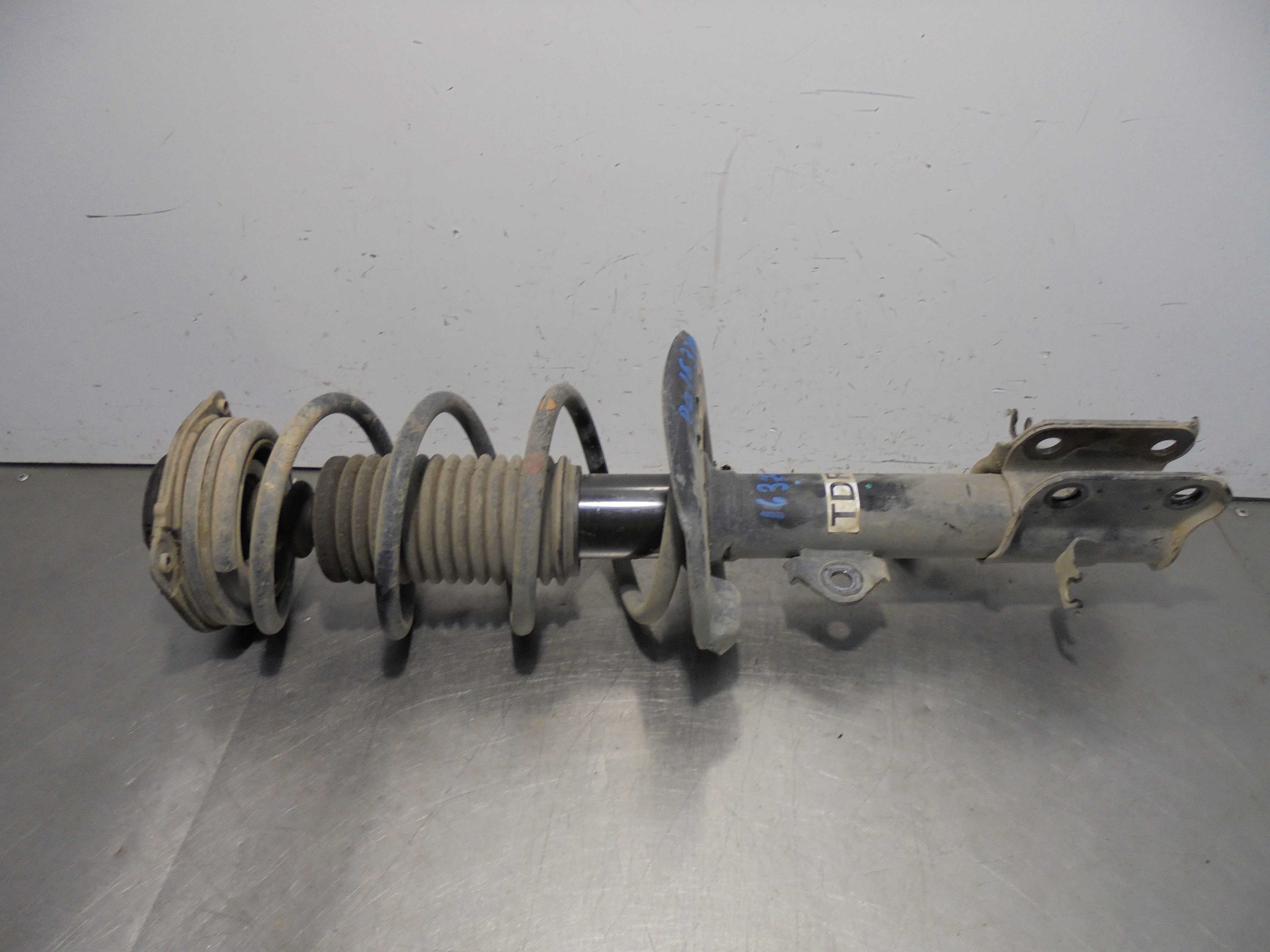 Recambio de amortiguador delantero derecho para nissan juke (f15) 1.6 cat referencia OEM IAM 54302  
