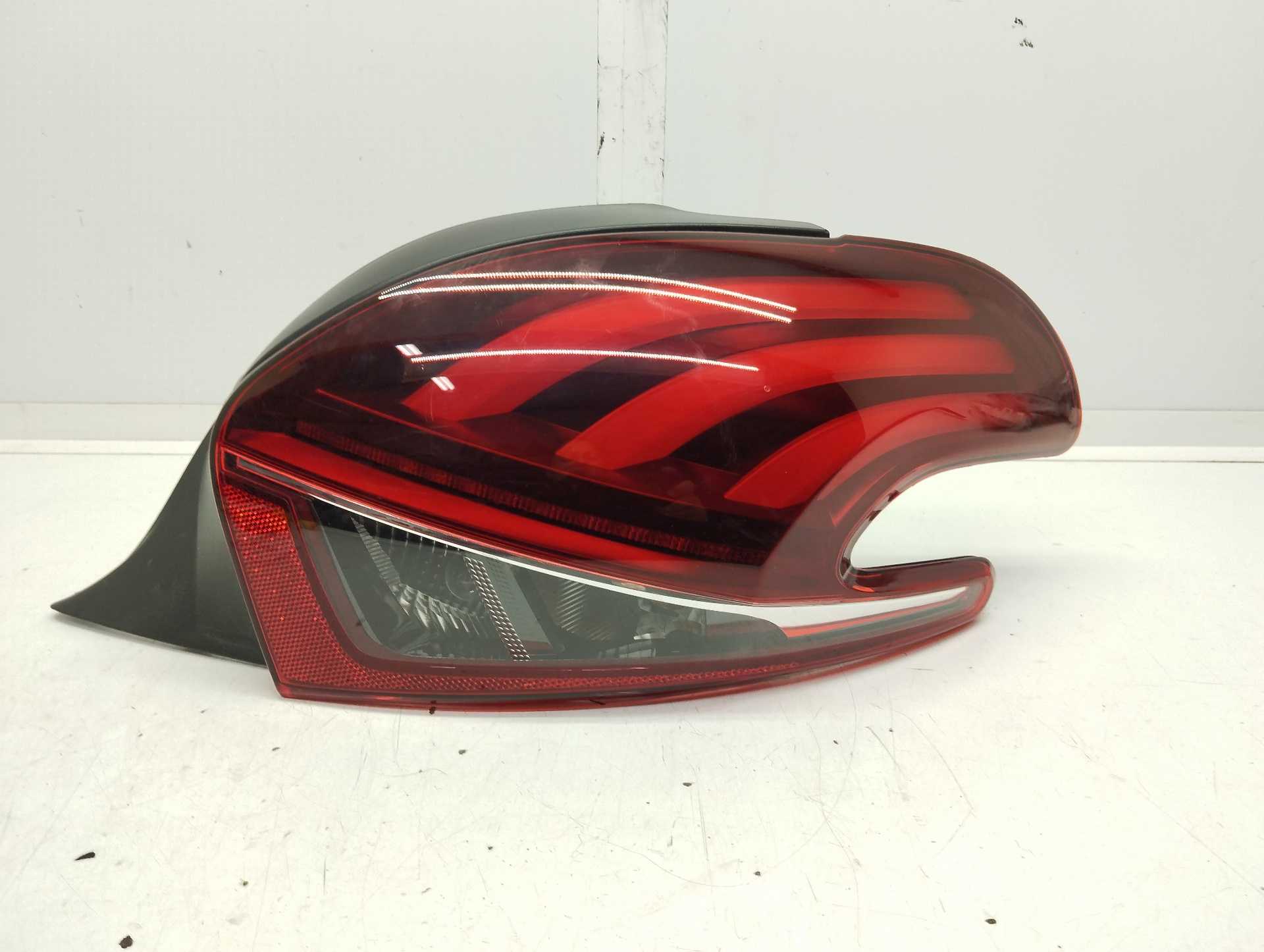 Recambio de piloto trasero derecho para peugeot 208 1.2 12v e-vti referencia OEM IAM 9825601280  