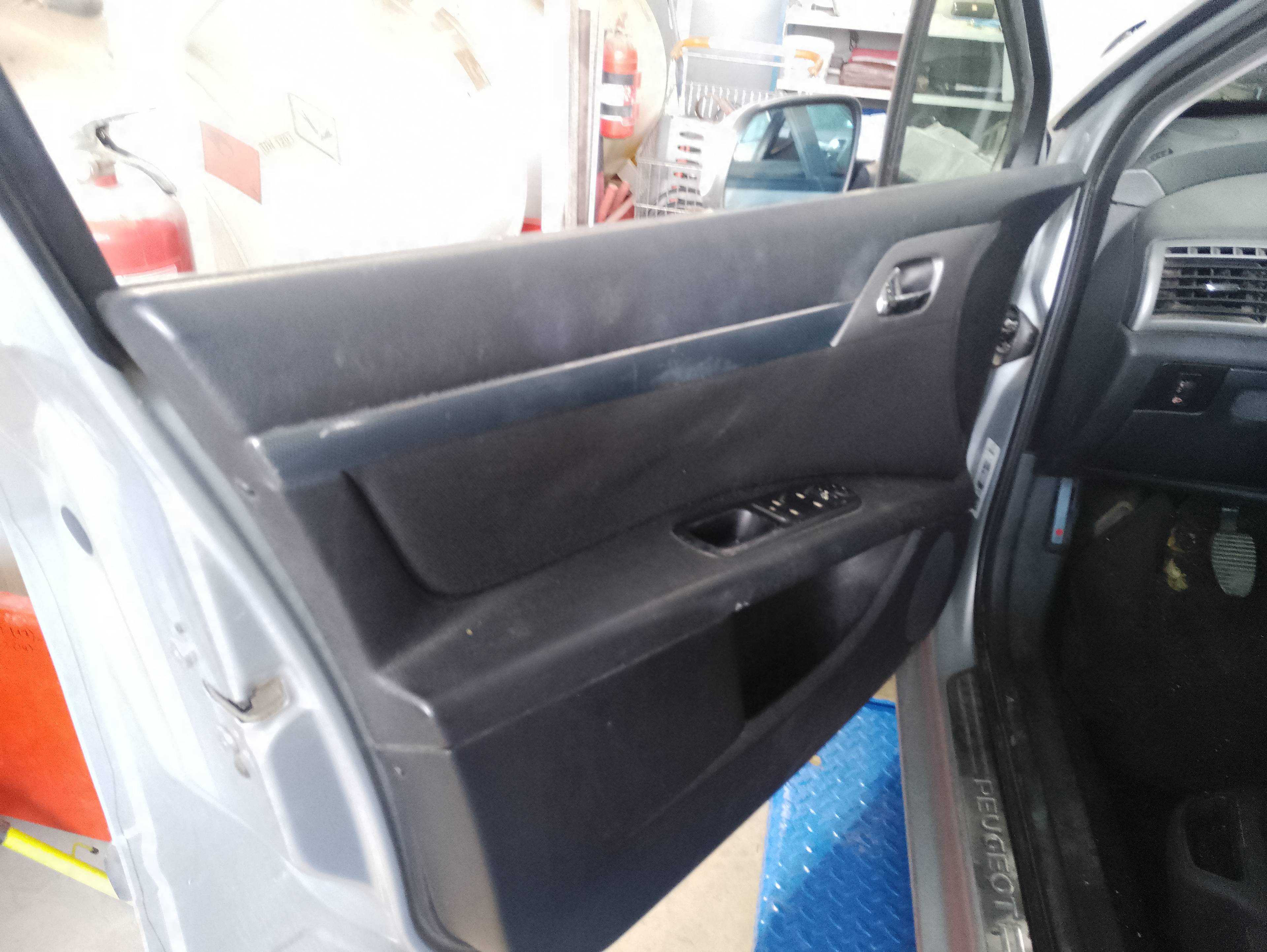 Recambio de guarnecido puerta delantera izquierda para peugeot 407 st confort referencia OEM IAM   