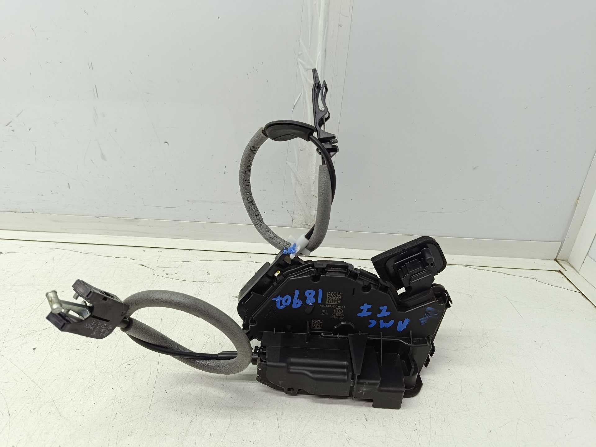 Recambio de cerradura puerta trasera izquierda para volkswagen t-roc (d11) basis referencia OEM IAM A5L5TA839015L  