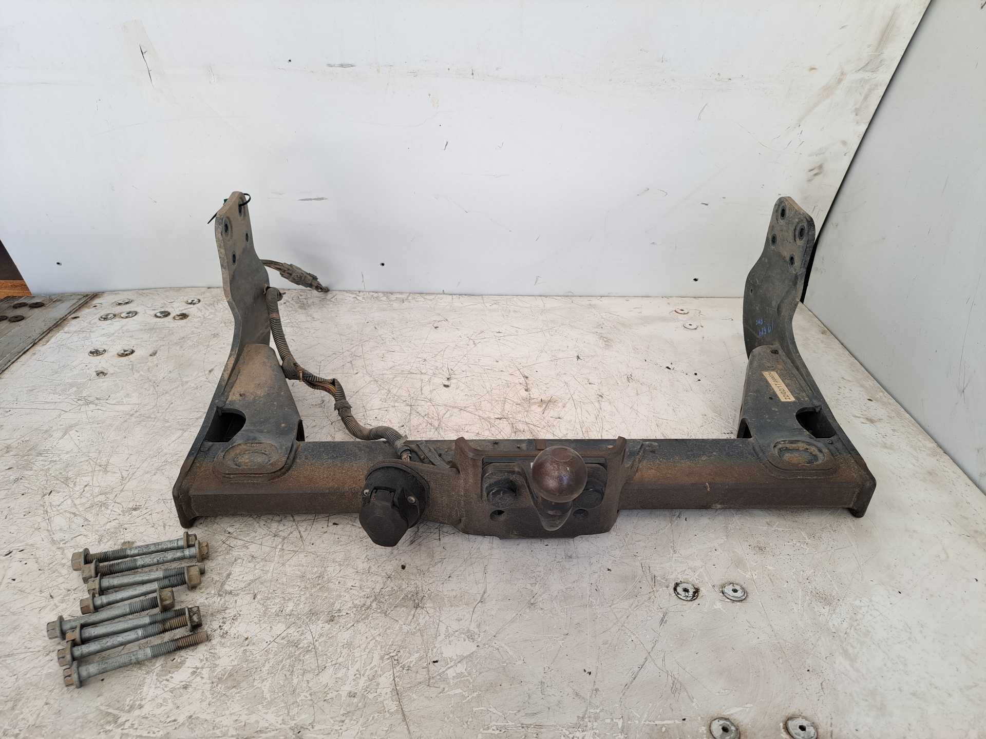 Recambio de enganche remolque para ford transit custom kombi 300 l1 tourneo sport referencia OEM IAM BK2119D520RG  