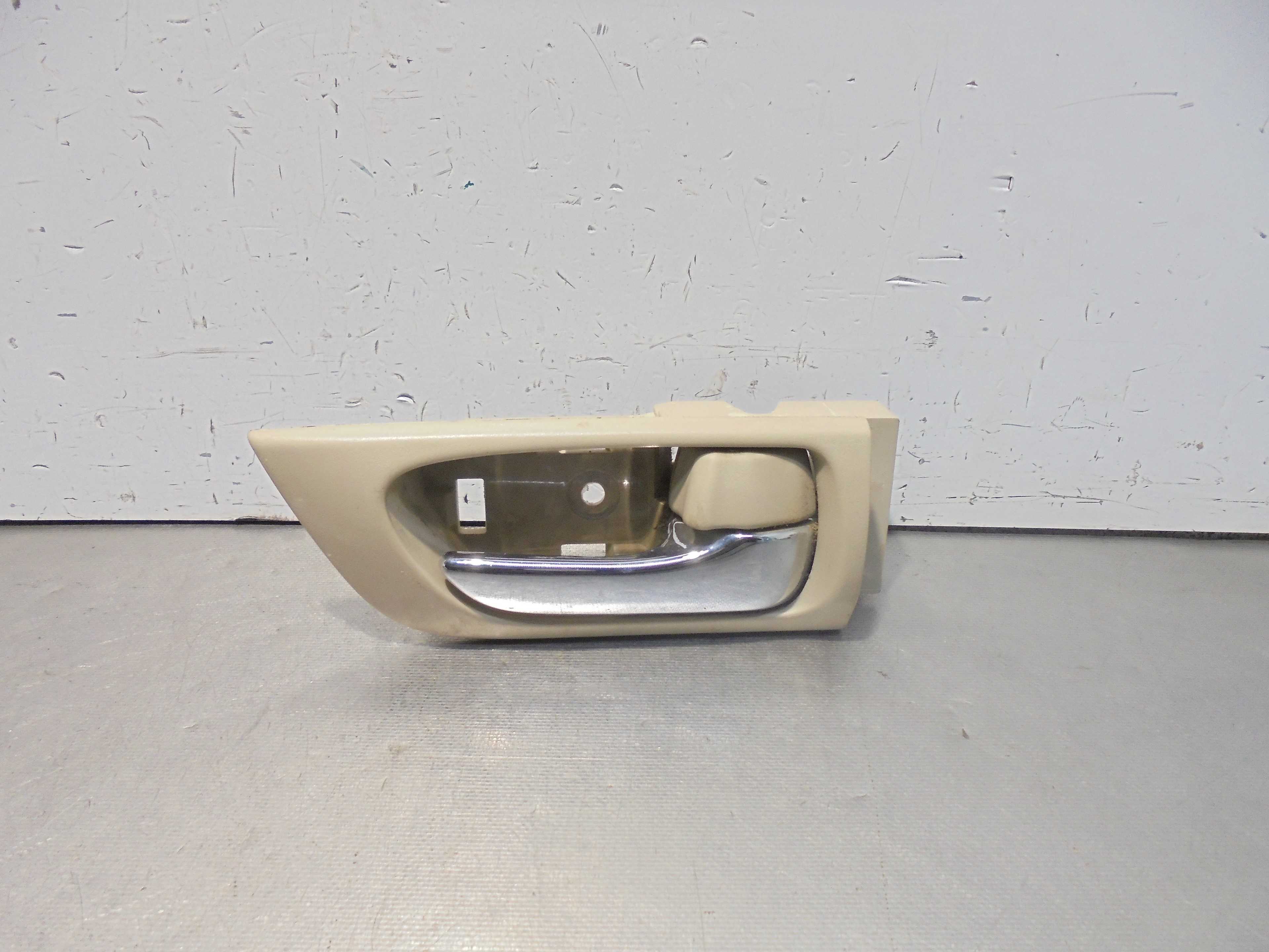Recambio de maneta interior delantera derecha para toyota land cruiser (j12) 3.0 turbodiesel referencia OEM IAM 69273494W0  
