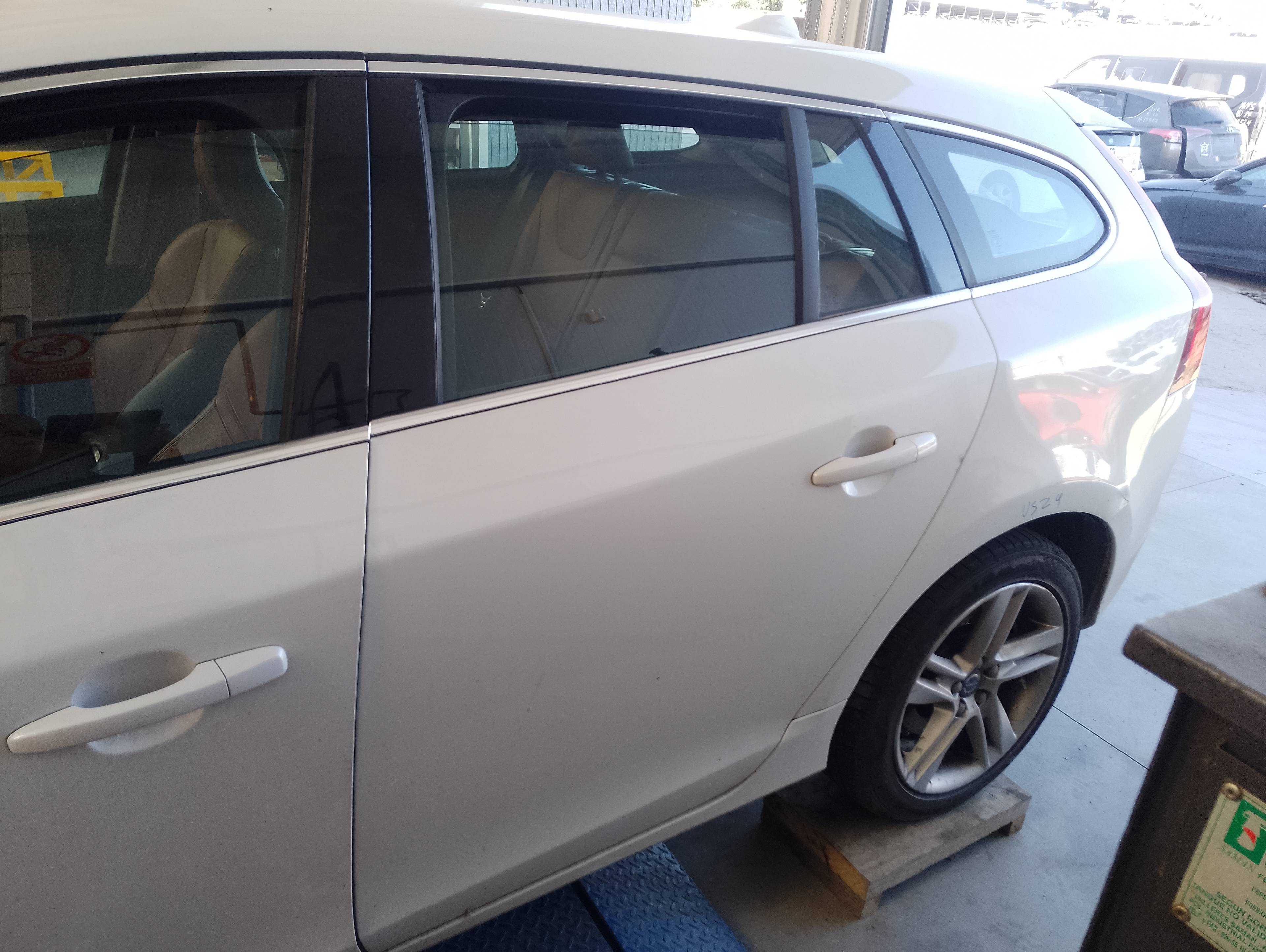 Recambio de puerta trasera izquierda para volvo v60 kombi plug-in hybrid awd referencia OEM IAM   