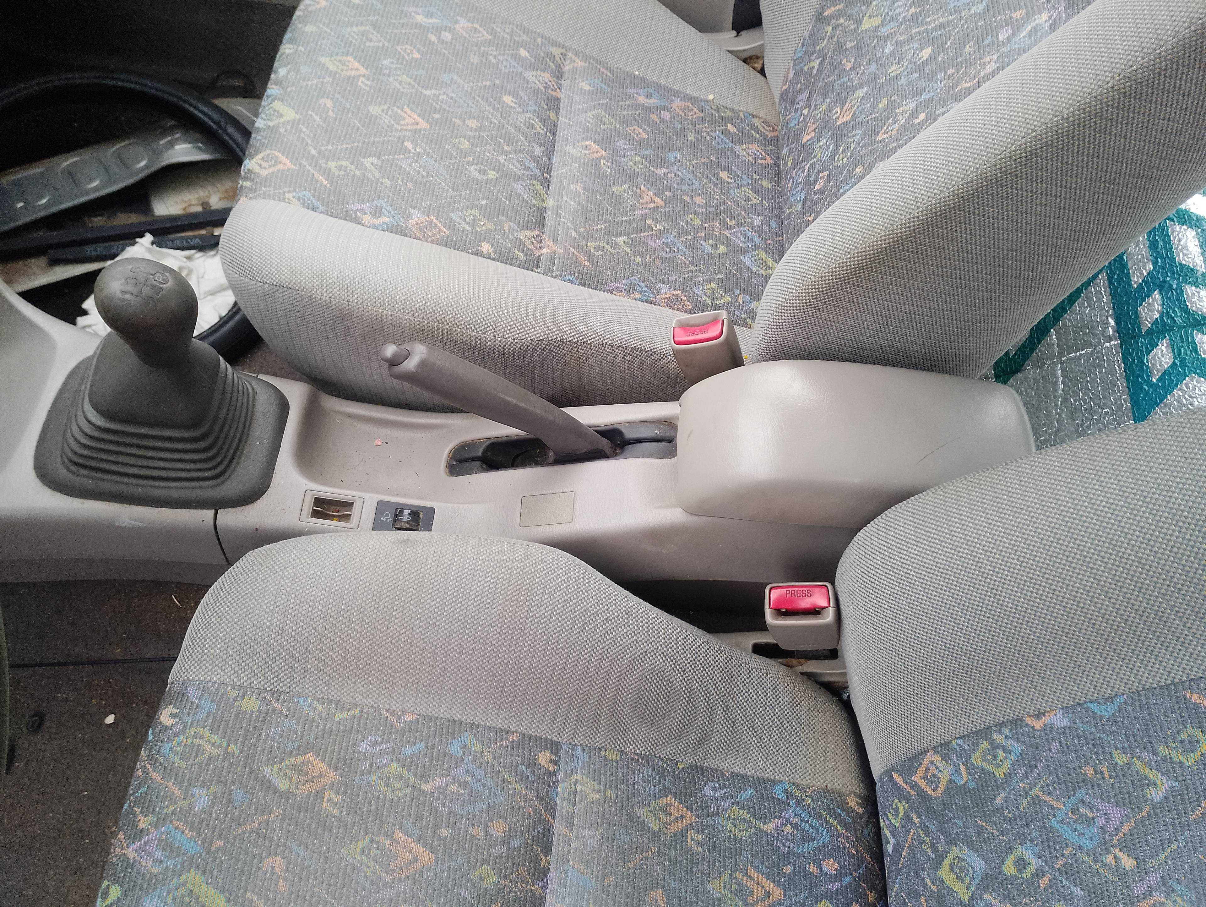 Recambio de apoyabrazos central para toyota corolla (_e11_) 2.0 d-4d (cde110_) referencia OEM IAM   
