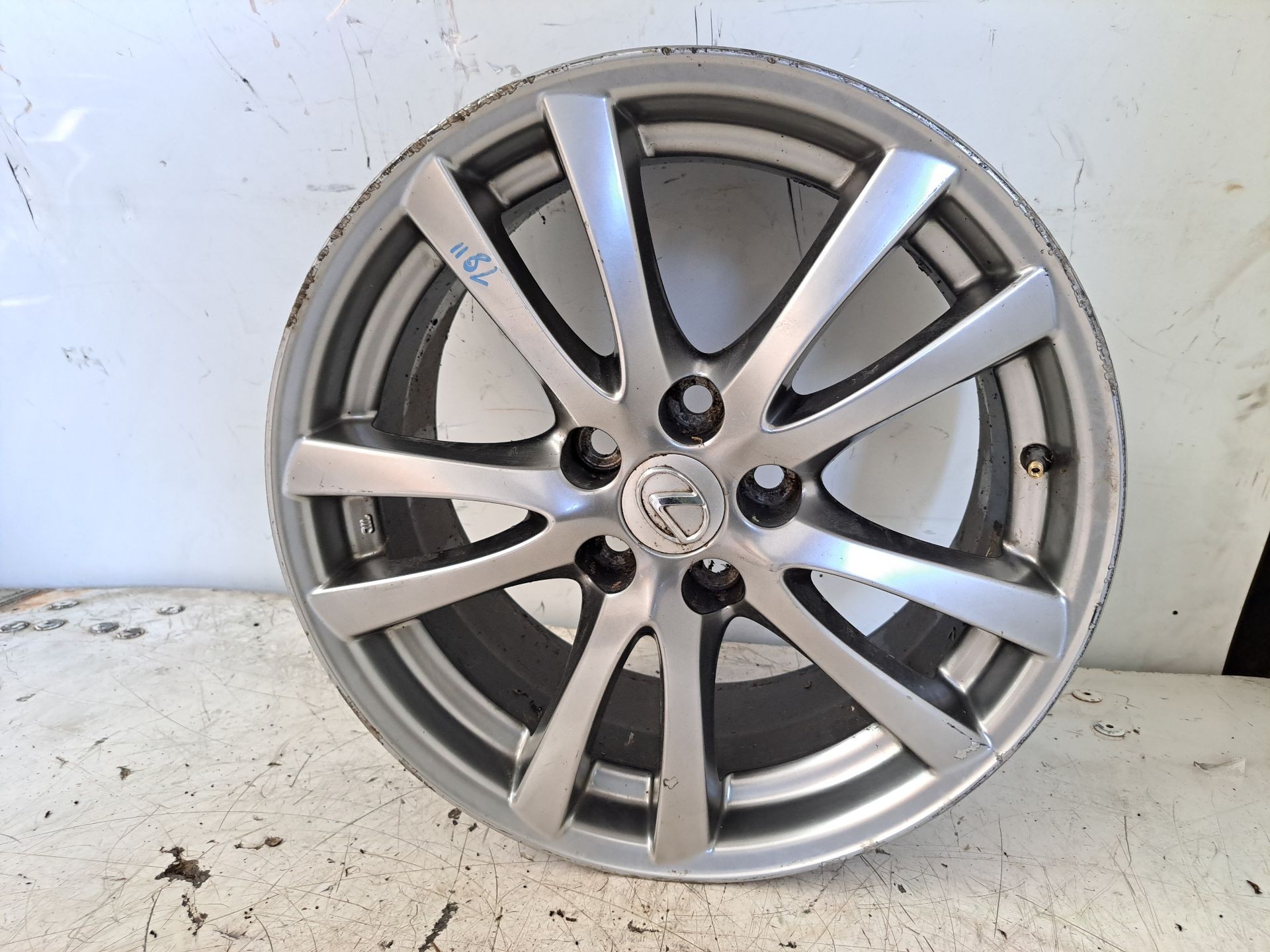 Recambio de llanta para lexus is200 (ds2/is2) 220d referencia OEM IAM r18  