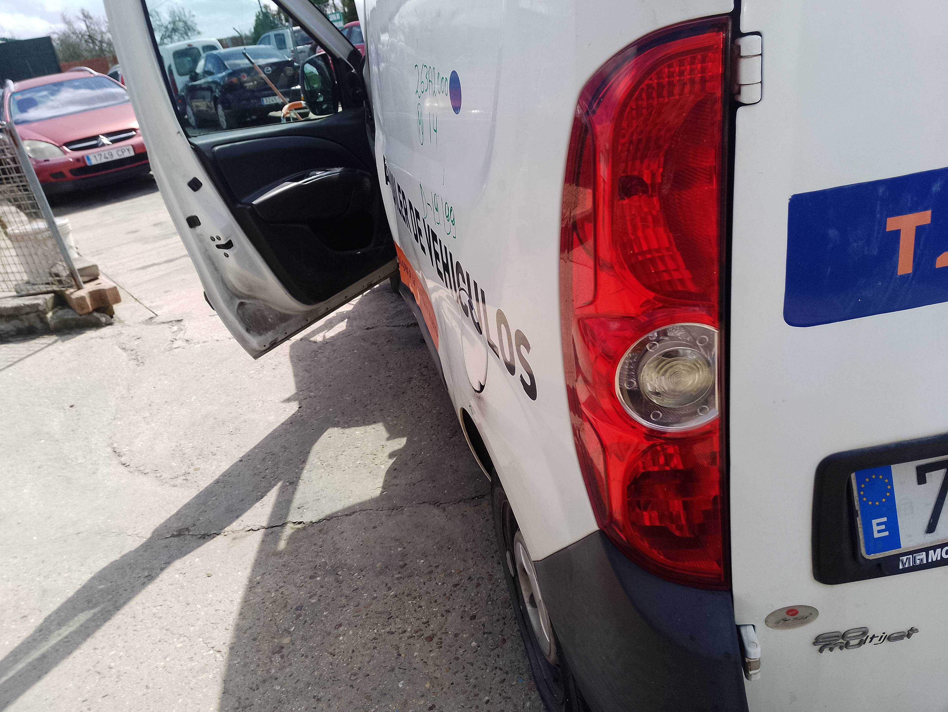 Recambio de piloto trasero izquierdo para fiat doblo ii cargo (263) furgón basis maxi referencia OEM IAM 20580748  