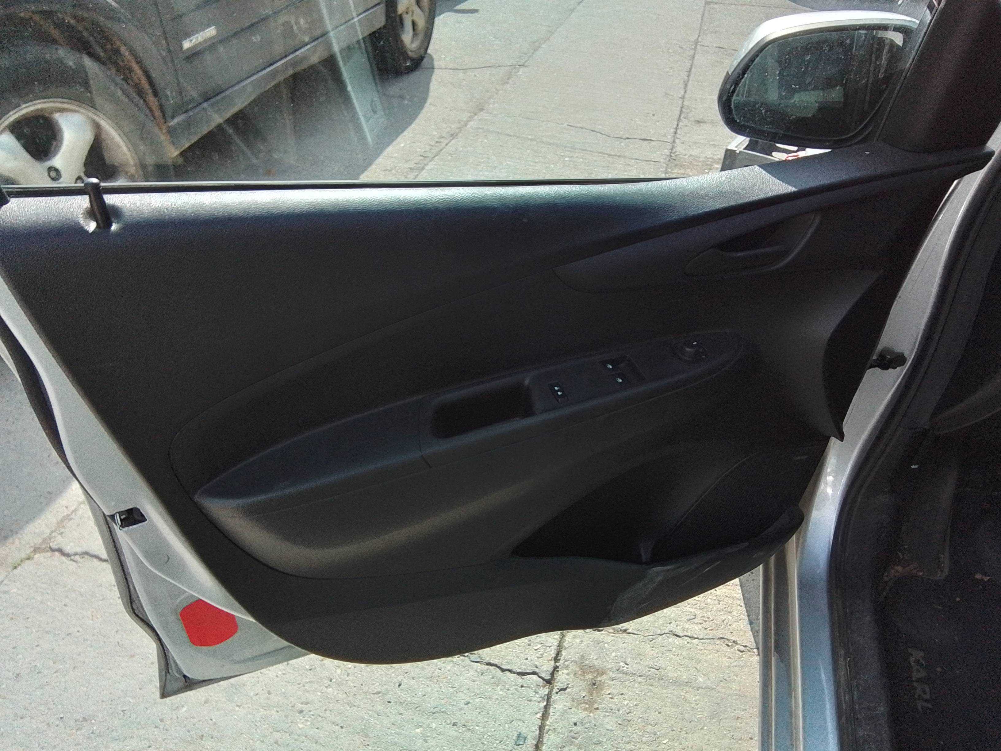 Recambio de guarnecido puerta delantera izquierda para opel karl edition referencia OEM IAM   
