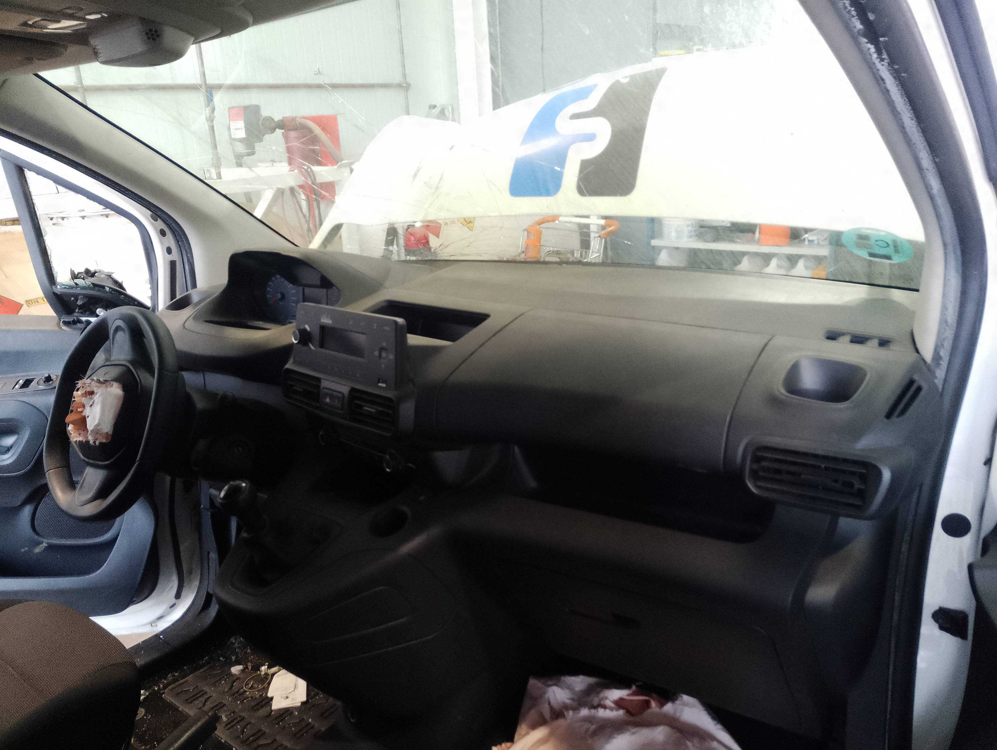 Recambio de salpicadero para peugeot partner grip l1 referencia OEM IAM 16841899ZD  
