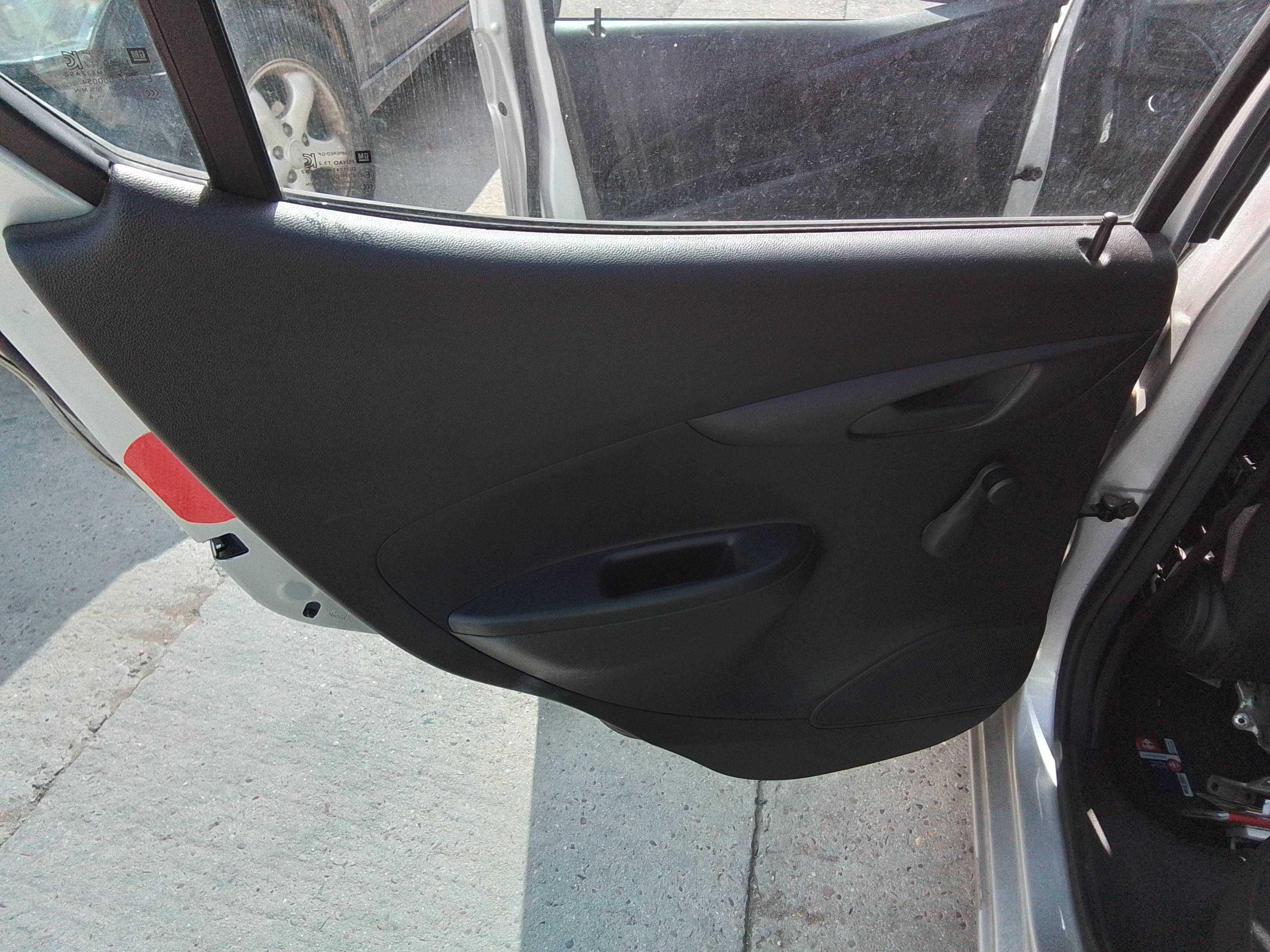 Recambio de guarnecido puerta trasera izquierda para opel karl edition referencia OEM IAM   