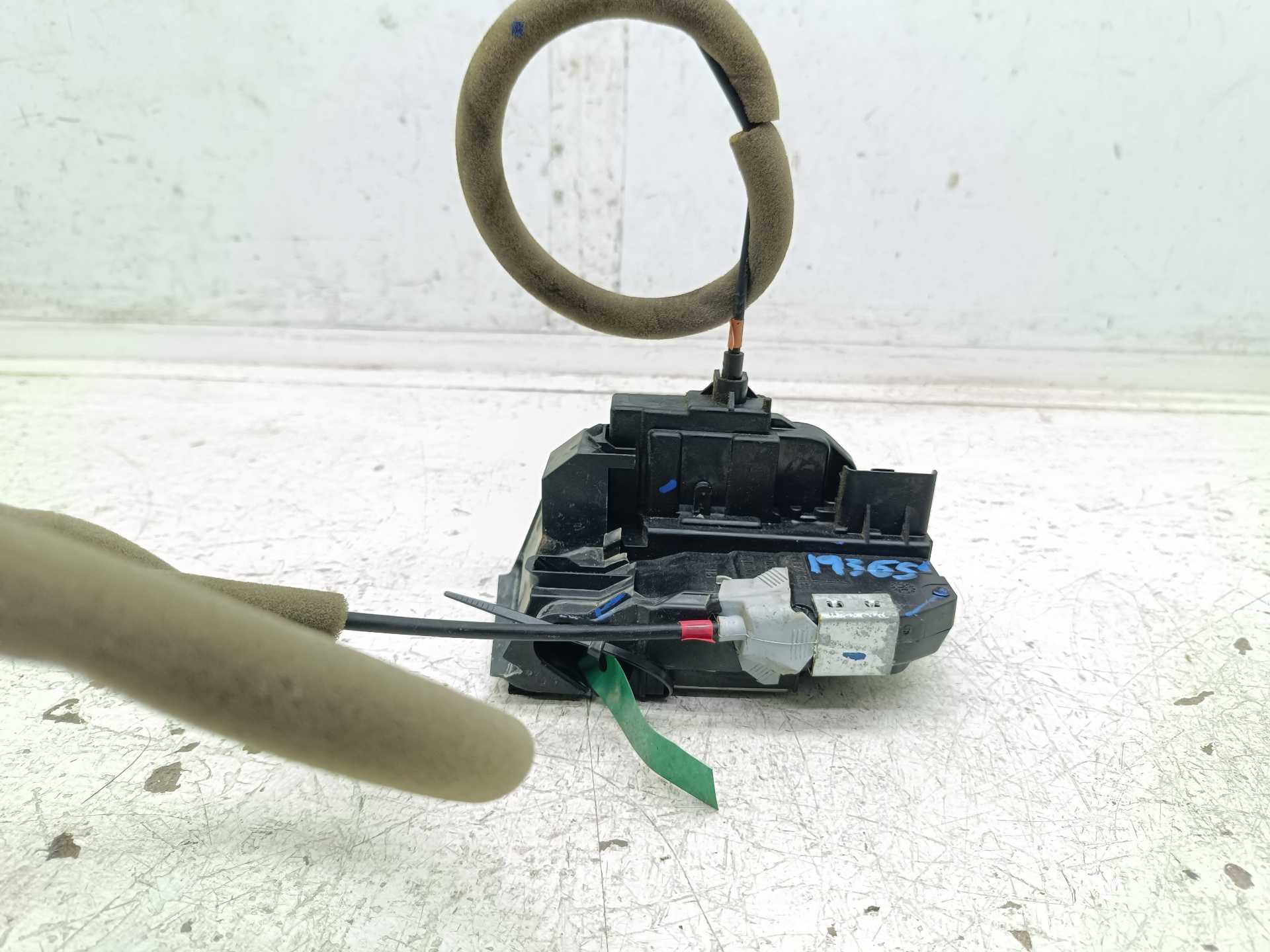 Recambio de cerradura puerta trasera derecha para renault kadjar bose edition referencia OEM IAM   