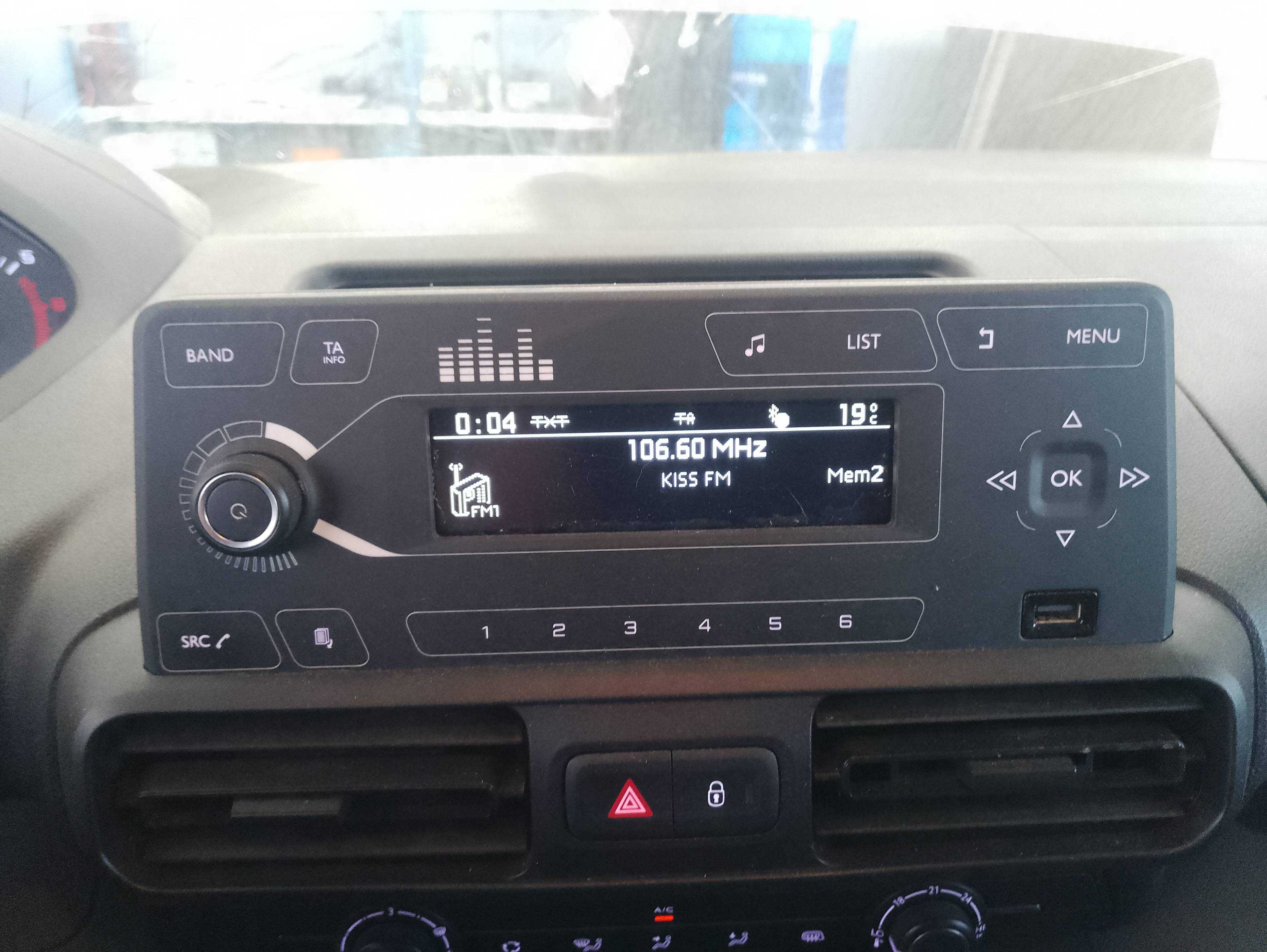 Recambio de sistema audio / radio cd para peugeot partner grip l1 referencia OEM IAM 983008488000  
