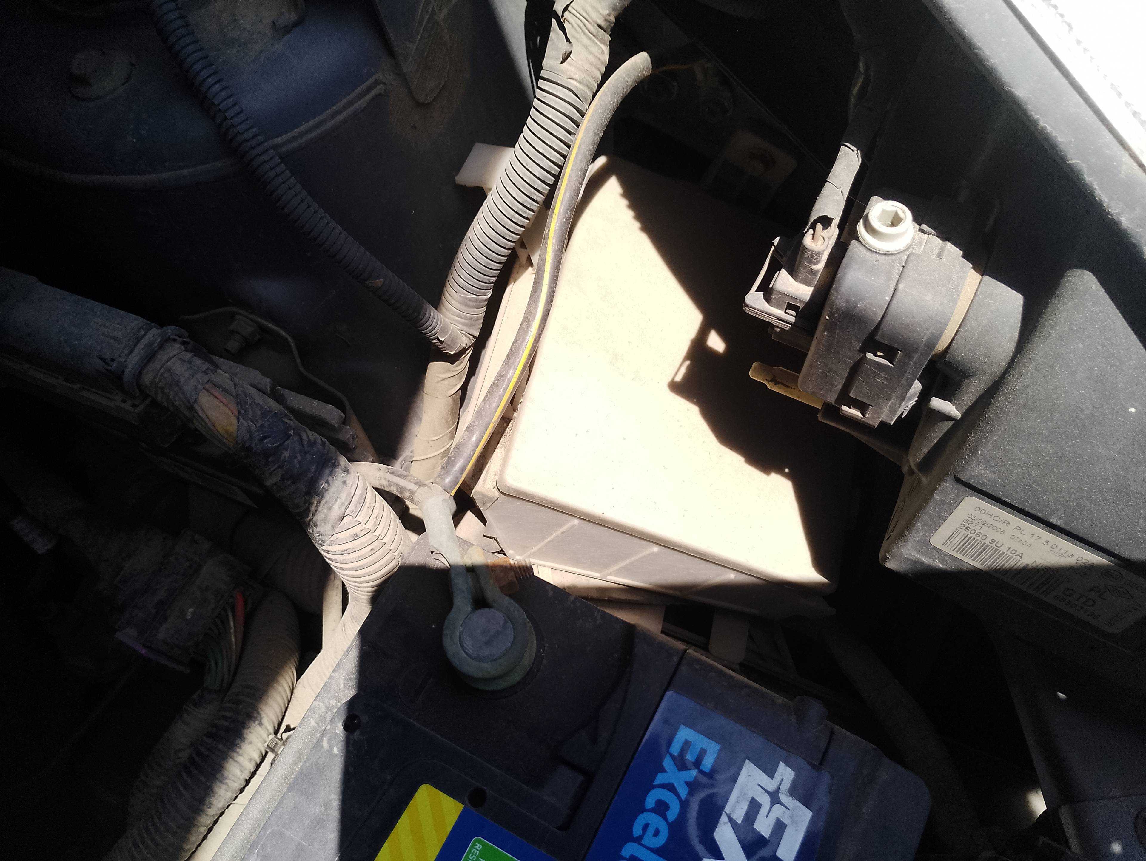 Recambio de caja reles / fusibles para nissan note (e11e) acenta referencia OEM IAM   