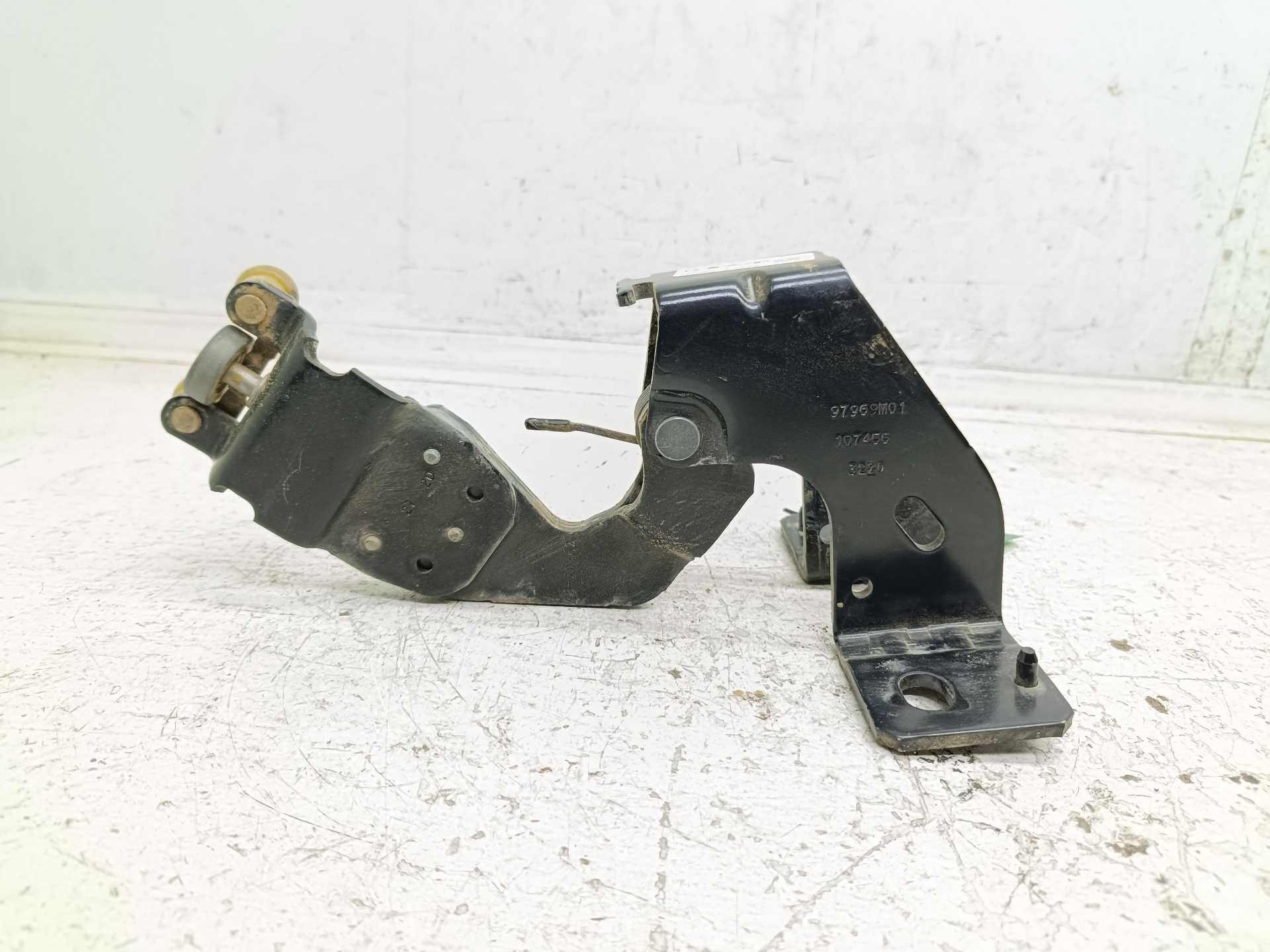 Recambio de bisagra puerta lateral izquierda para opel vivaro furgón l express referencia OEM IAM 97969M01  