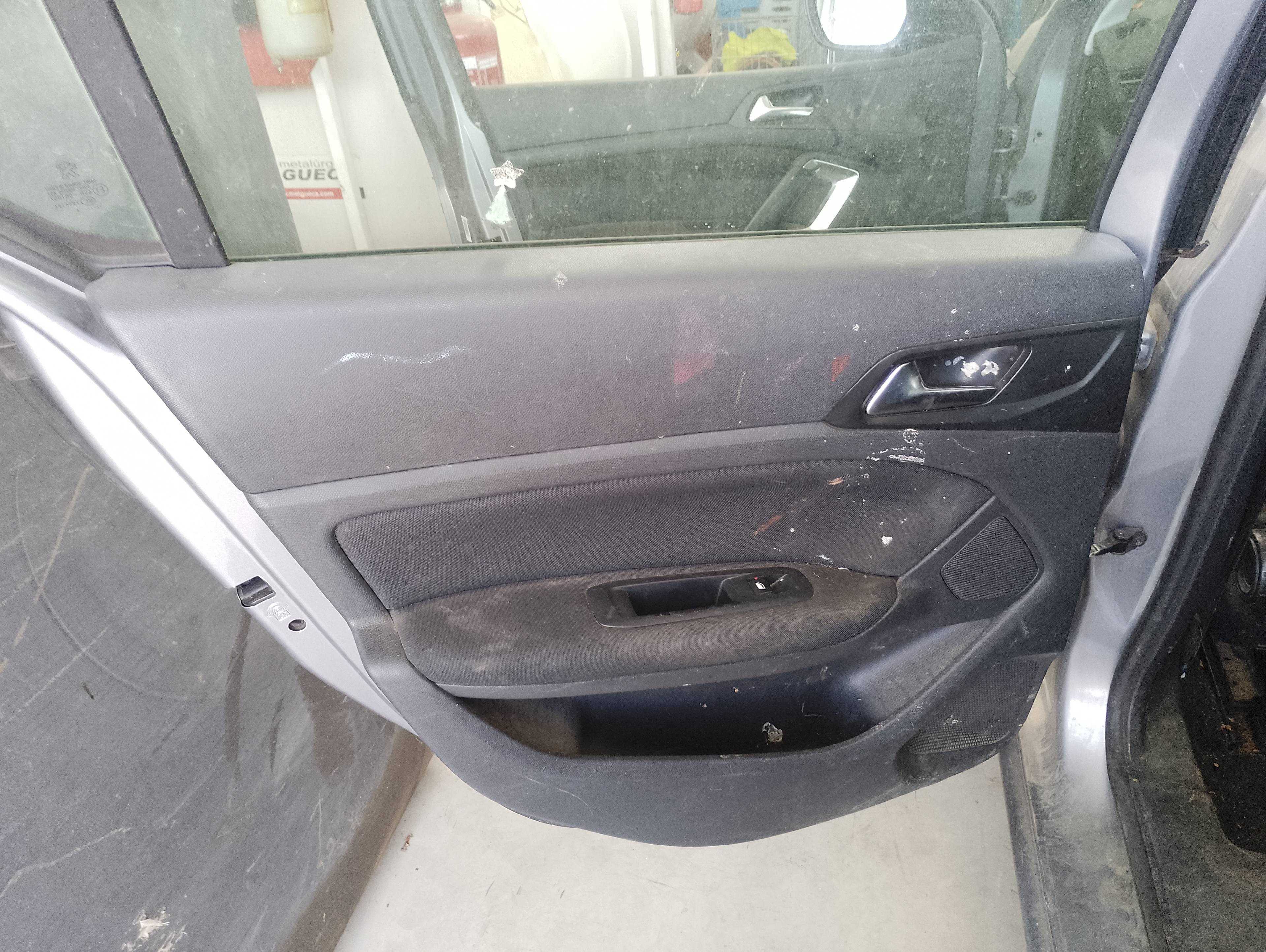 Recambio de guarnecido puerta trasera izquierda para peugeot 308 active referencia OEM IAM   