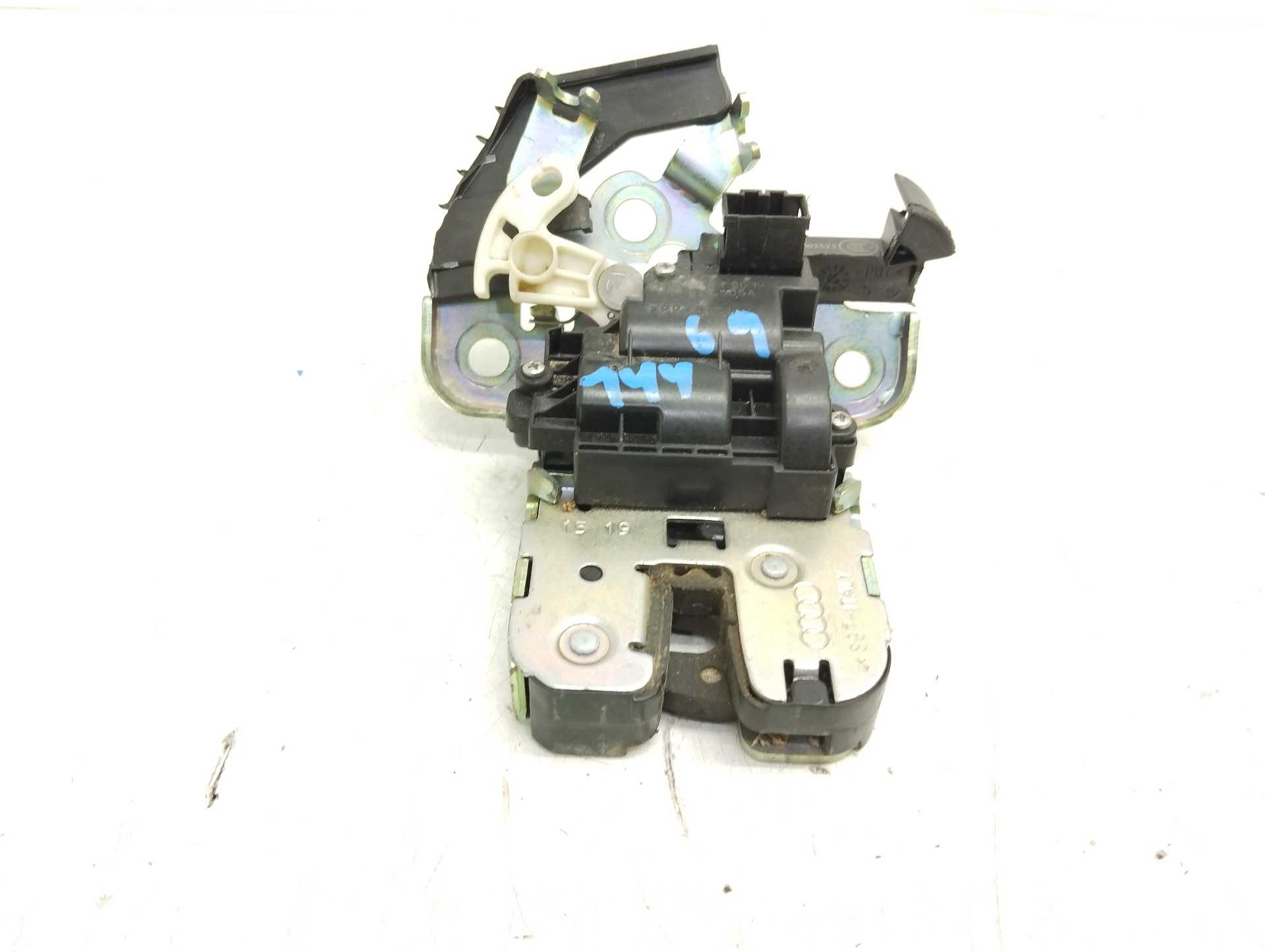 Recambio de cerradura maletero / porton para skoda fabia active referencia OEM IAM 8R0827505A  