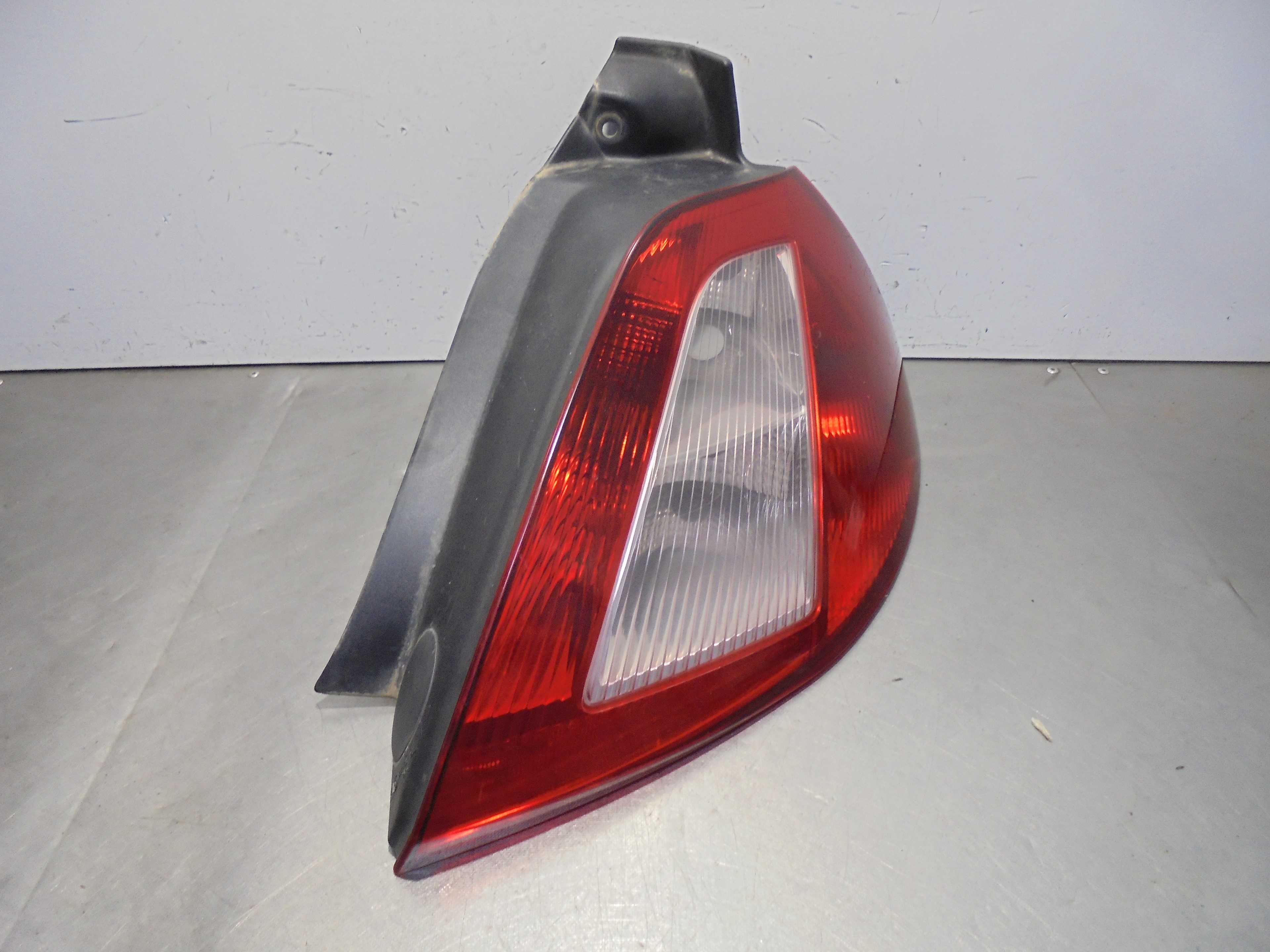 Recambio de piloto trasero derecho para renault megane ii berlina 3p confort authentique referencia OEM IAM 8200073237 VALEO 