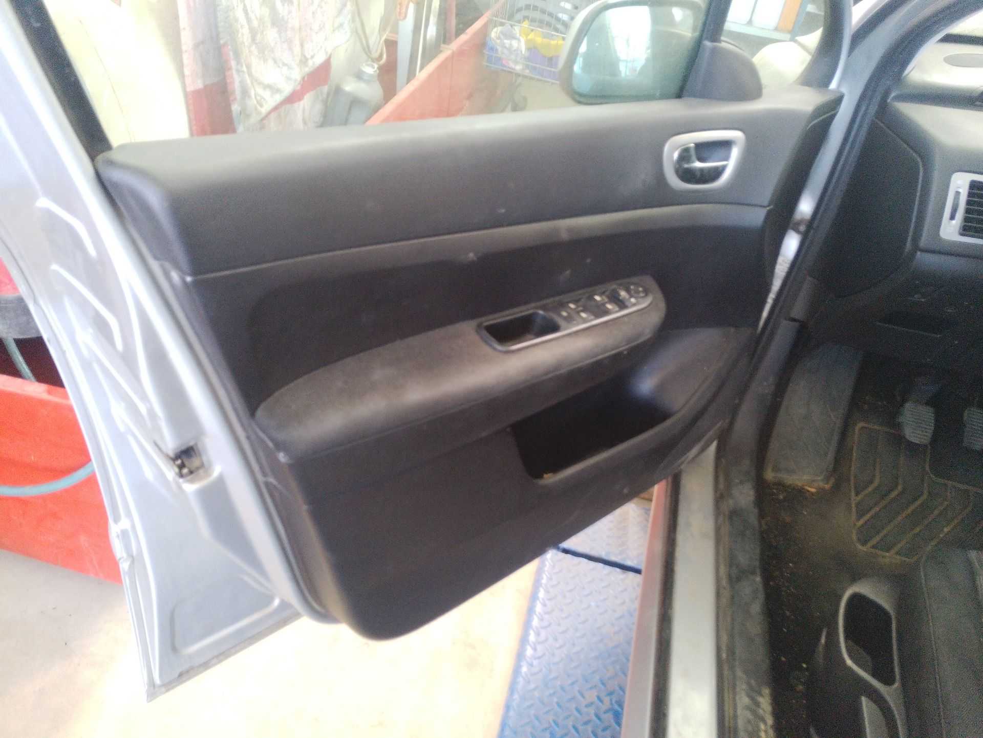 Recambio de guarnecido puerta delantera izquierda para peugeot 307 break (3e) 2.0 hdi 110 referencia OEM IAM   
