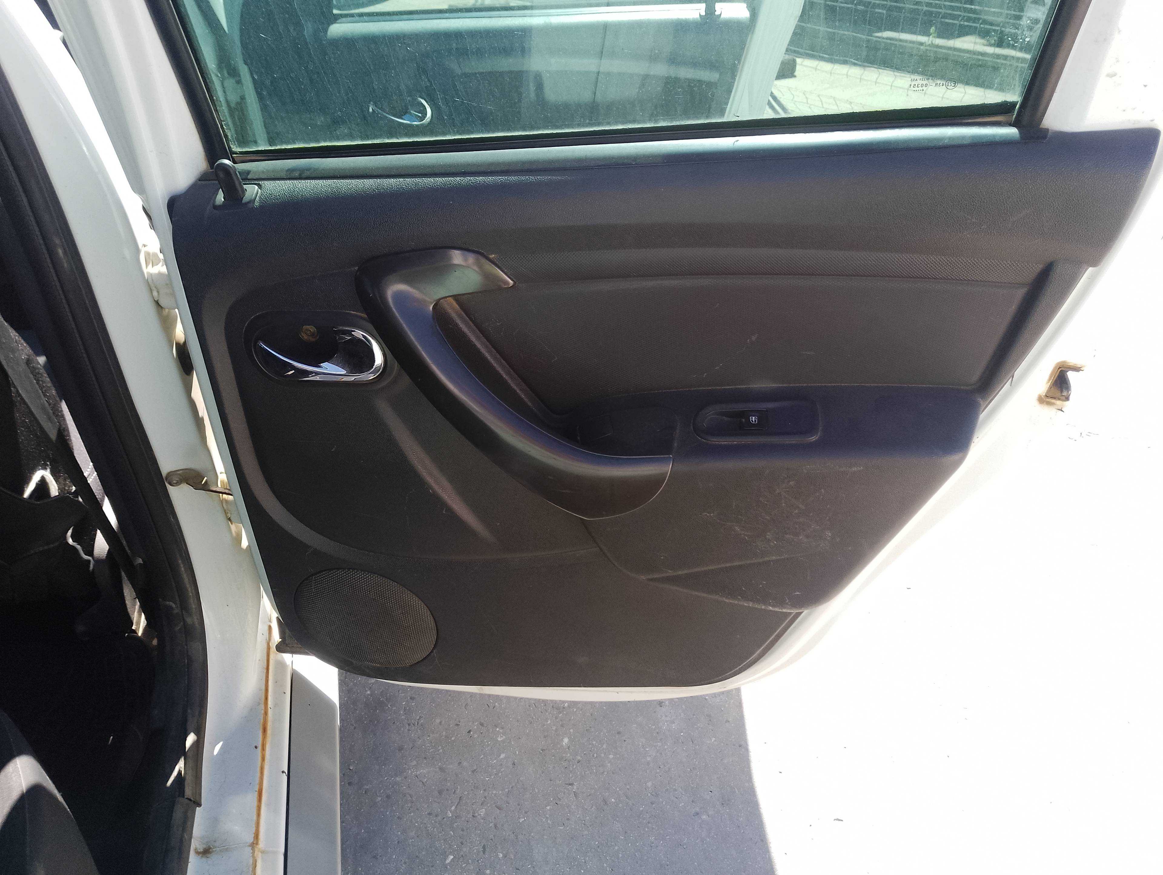 Recambio de guarnecido puerta trasera derecha para dacia duster ambiance 4x2 referencia OEM IAM   