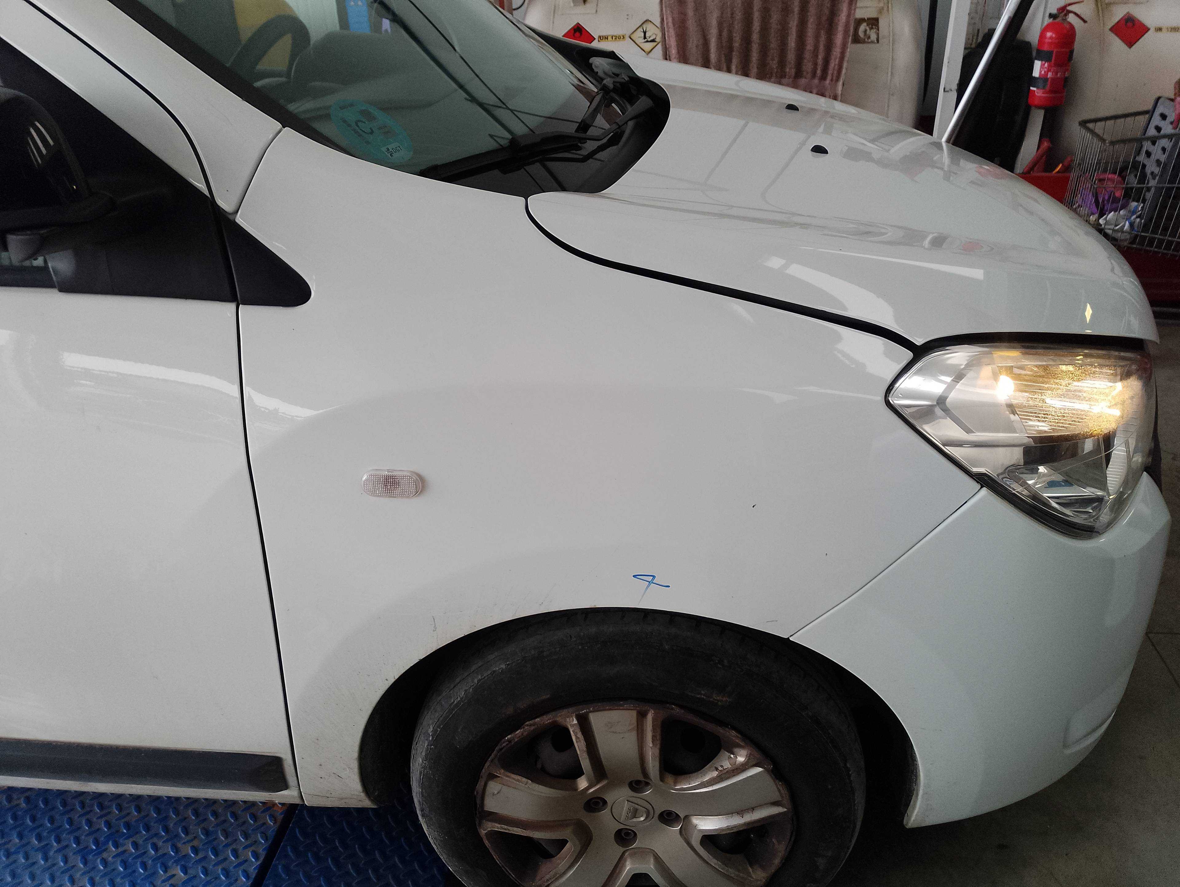 Recambio de aleta delantera derecha para dacia lodgy 15th anniversary referencia OEM IAM   