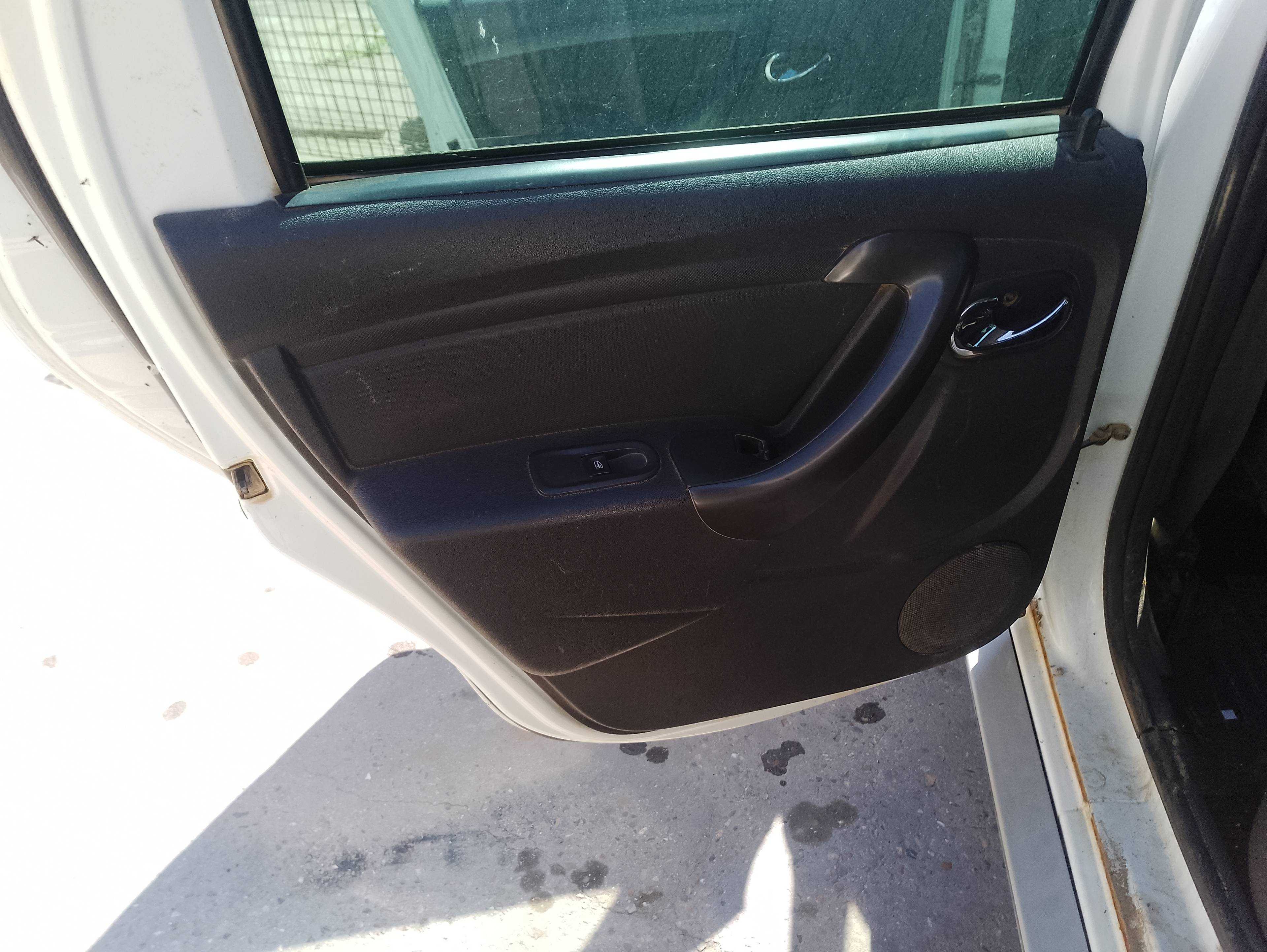 Recambio de guarnecido puerta trasera izquierda para dacia duster ambiance 4x2 referencia OEM IAM   
