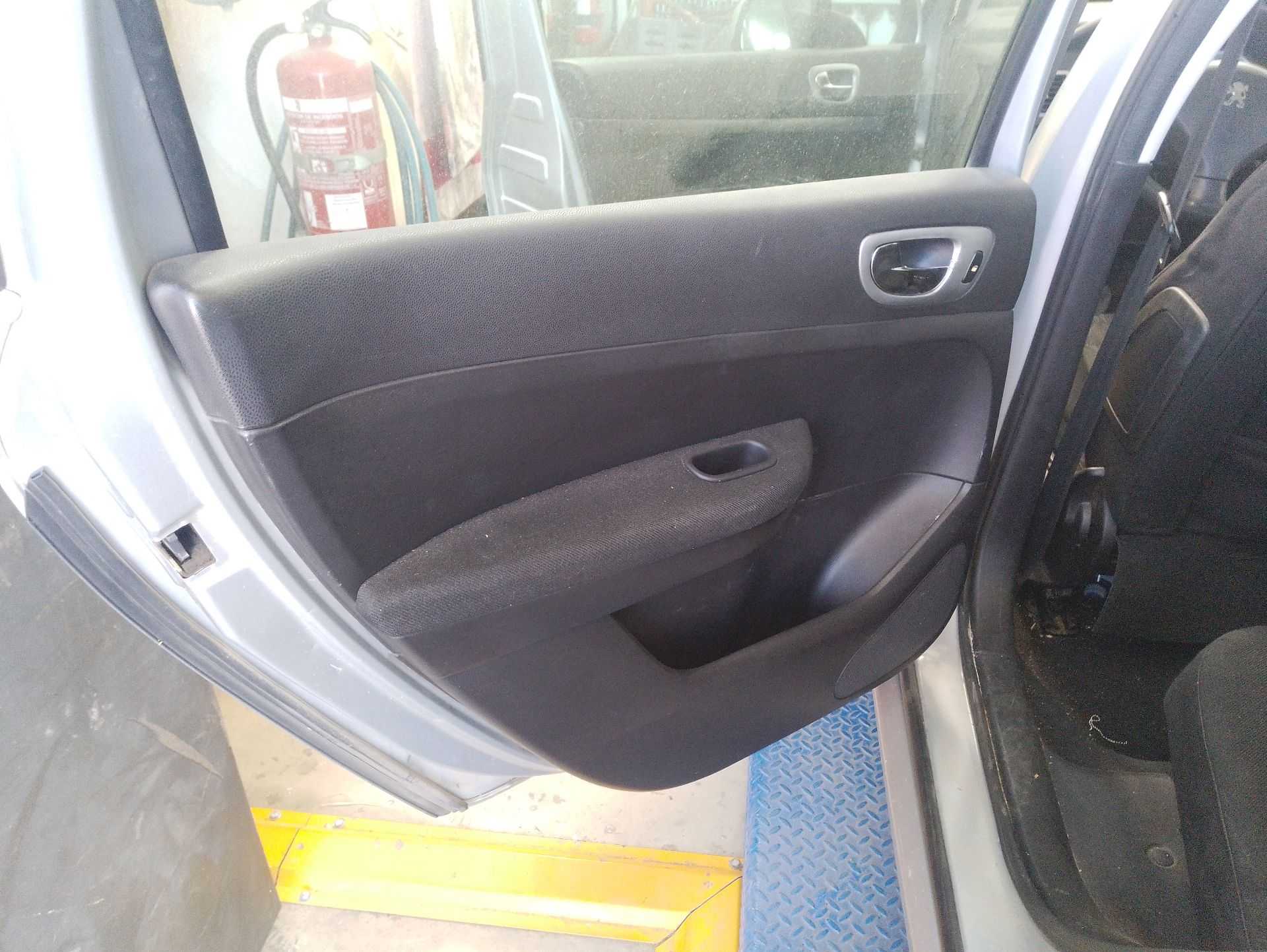 Recambio de guarnecido puerta trasera izquierda para peugeot 307 break (3e) 2.0 hdi 110 referencia OEM IAM   