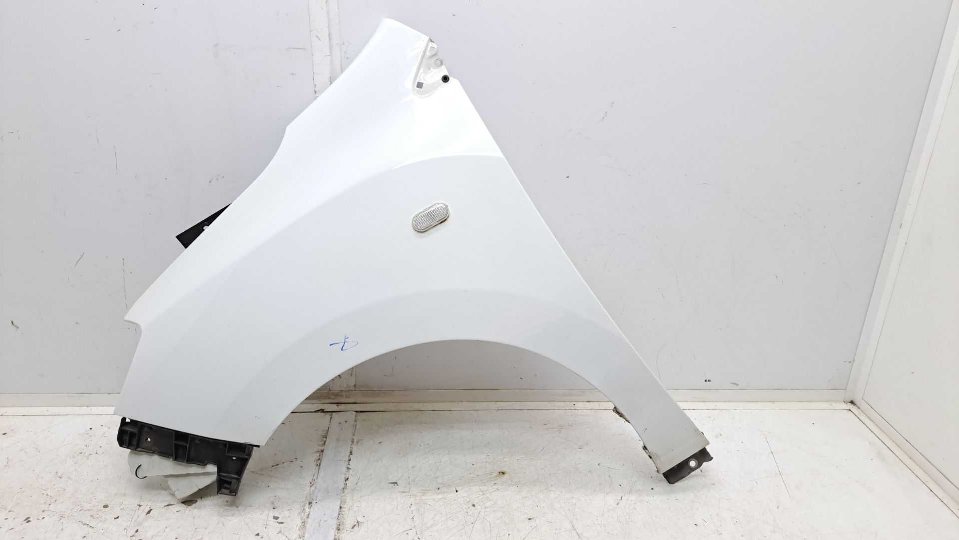 Recambio de aleta delantera izquierda para dacia lodgy 15th anniversary referencia OEM IAM 260923639r  