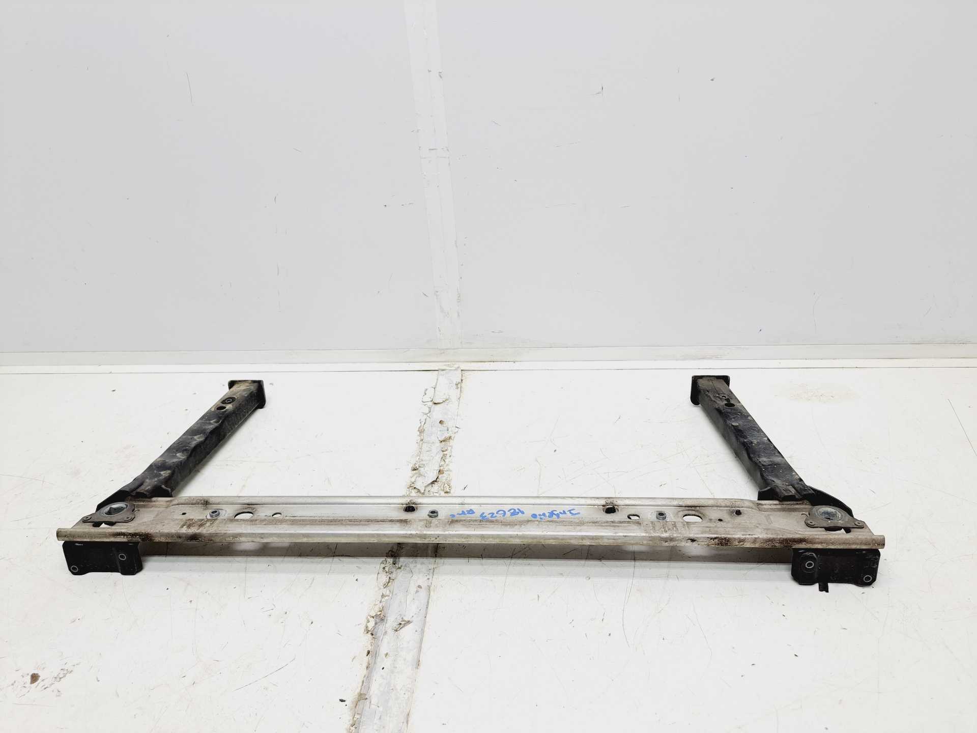 Recambio de travesaño inferior para renault megane iii berlina 5 p 1.2 16v referencia OEM IAM 544F00003R  