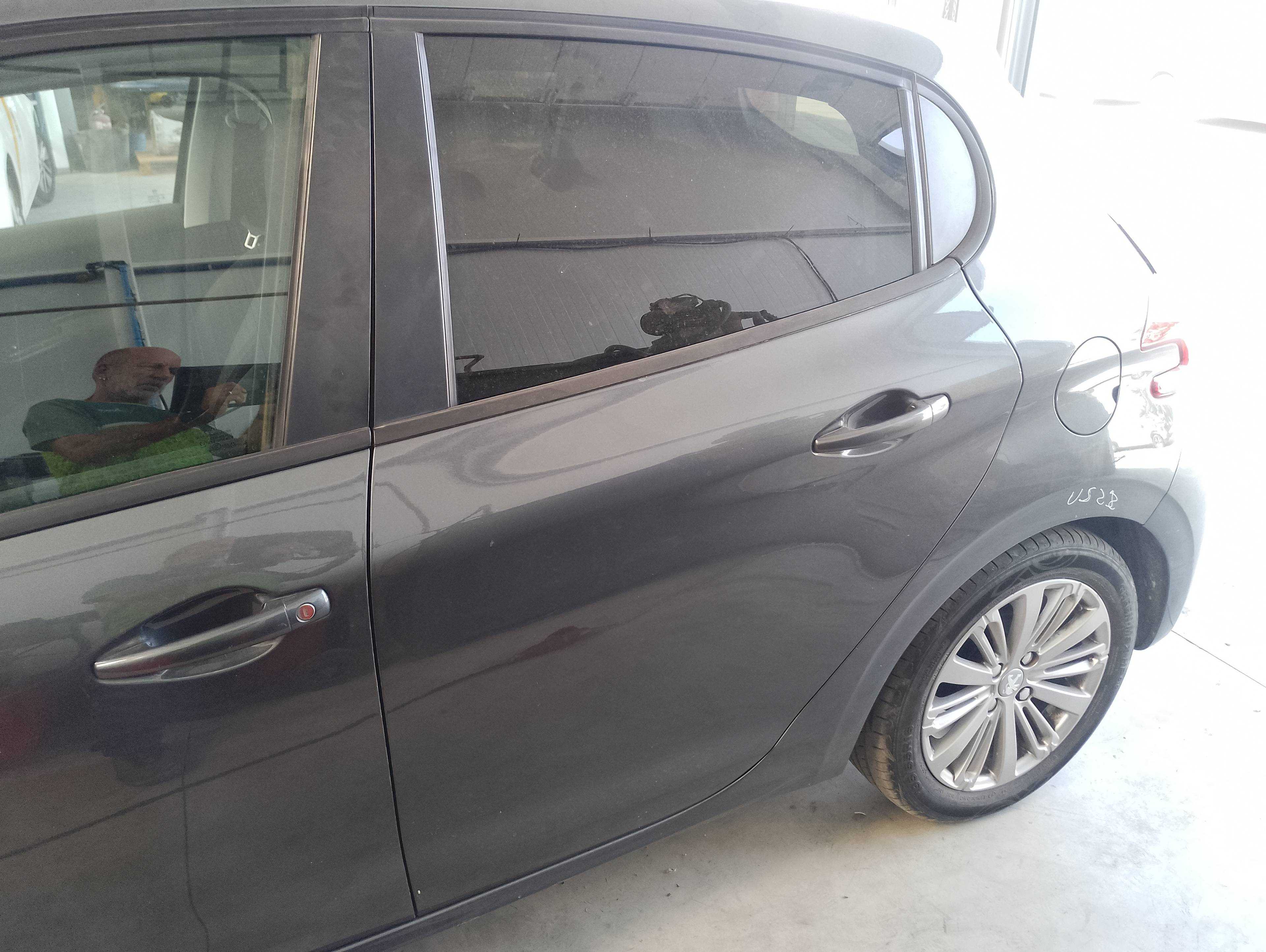 Recambio de puerta trasera izquierda para peugeot 208 style referencia OEM IAM   