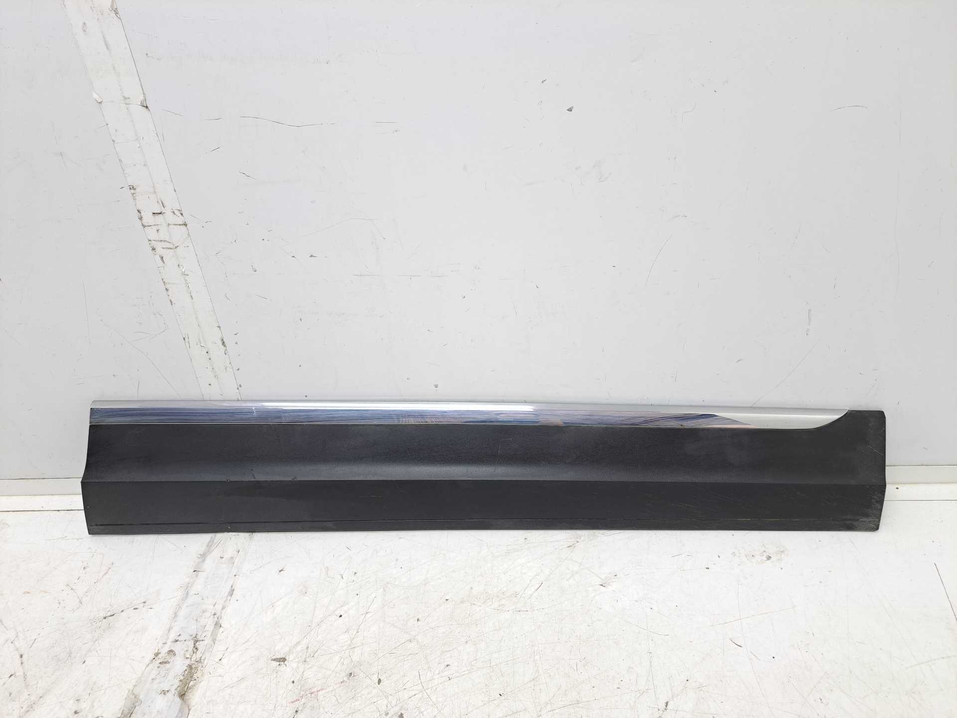 Recambio de moldura para volkswagen t-roc advance r-line referencia OEM IAM 2GA85940  
