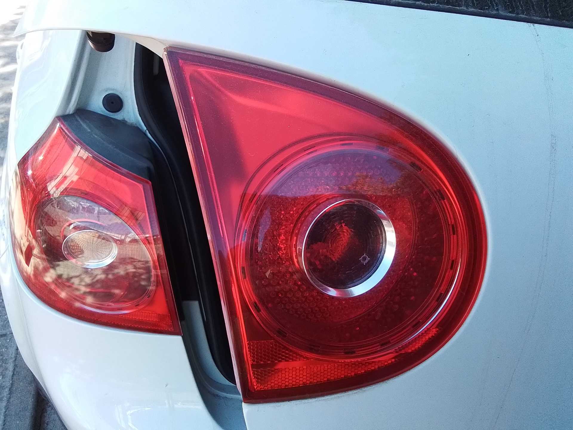 Recambio de piloto porton trasero izquierdo para volkswagen golf v berlina (1k1) gt referencia OEM IAM 1K6945093E  