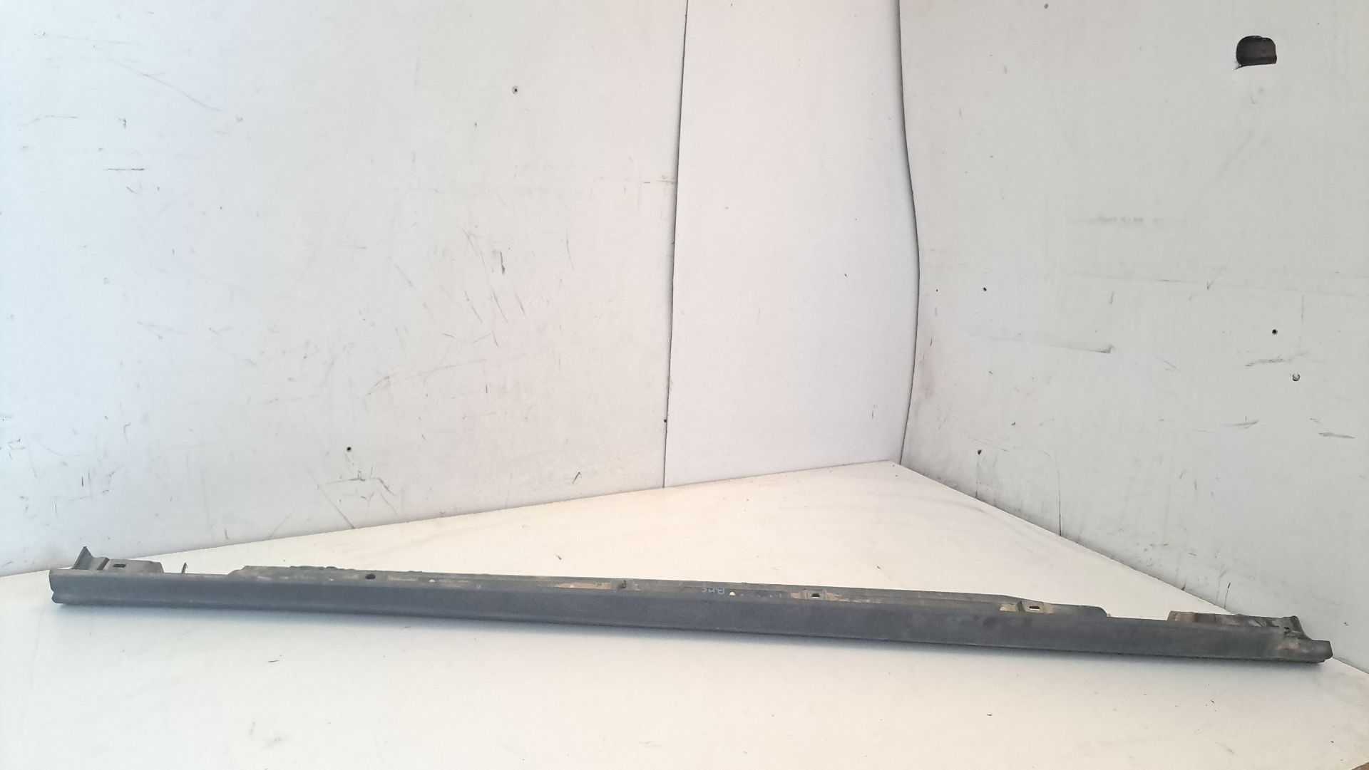 Recambio de faldon lateral para land rover range rover evoque (l551) 2.0 d150 mhev 4x4 referencia OEM IAM bj3210154ab  