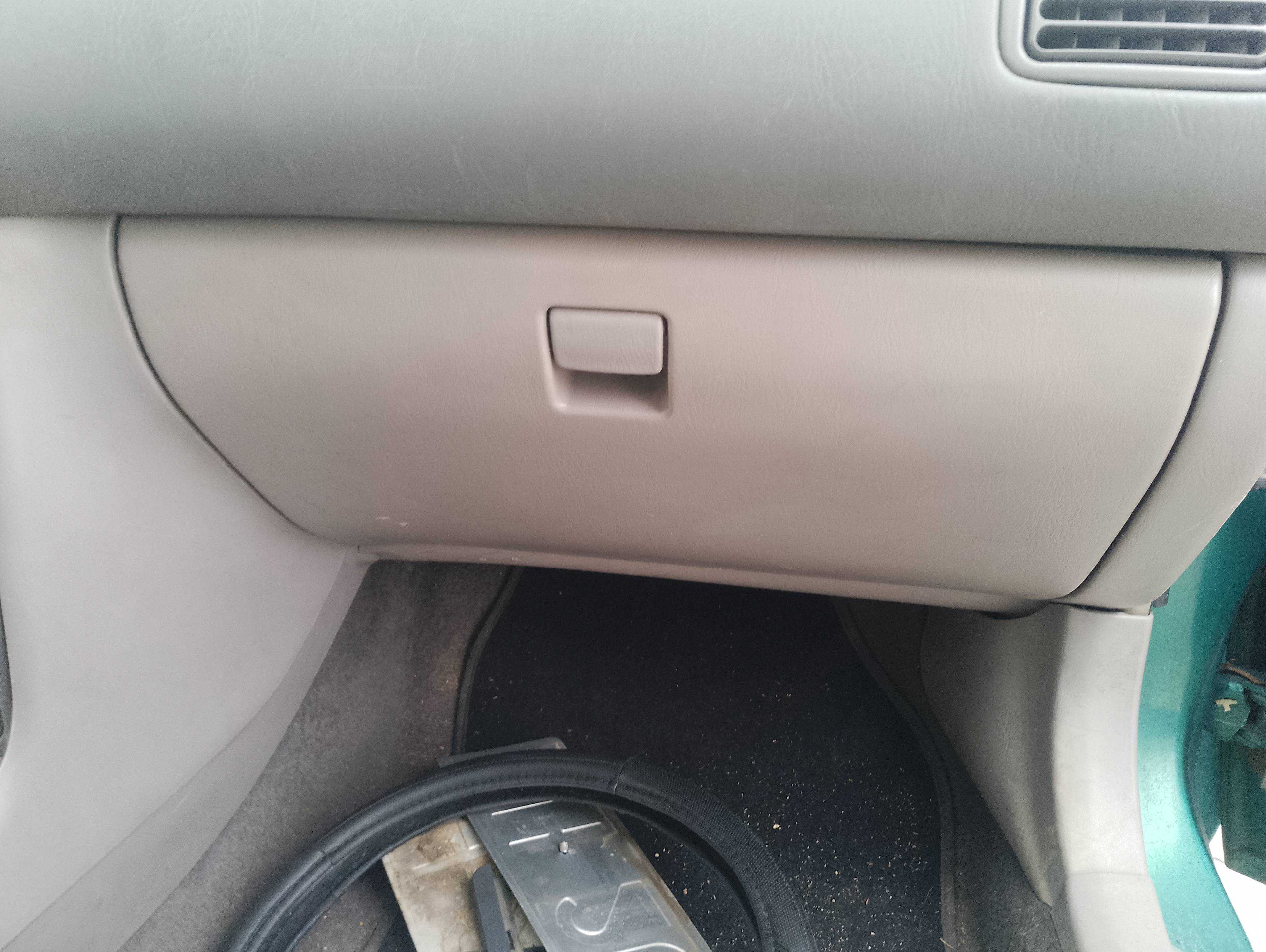Recambio de guantera para toyota corolla (_e11_) 2.0 d-4d (cde110_) referencia OEM IAM   